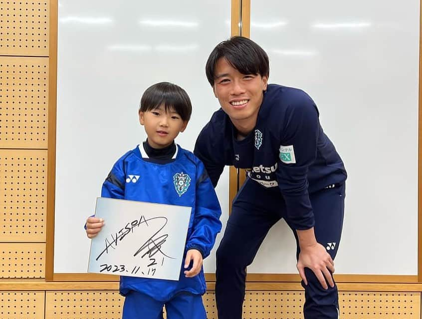 山ノ井拓己さんのインスタグラム写真 - (山ノ井拓己Instagram)「🐝アビスパ福岡サッカースクール訪問⚽️ 昨年開校したばかりの花畑校に行ってきました🌸 雷雨で一緒にプレー出来なかったけど、スクール生や親御さんともたくさんお話しが出来て楽しかったです😄 来れなかったスクール生もまた今度サッカーしましょ⚽️ 急遽場所を提供してくださった花畑公民館の皆さんも本当にありがとうございました！  #アビスパ福岡  #花畑校  #スクール訪問」11月18日 12時50分 - takumi_yamanoi