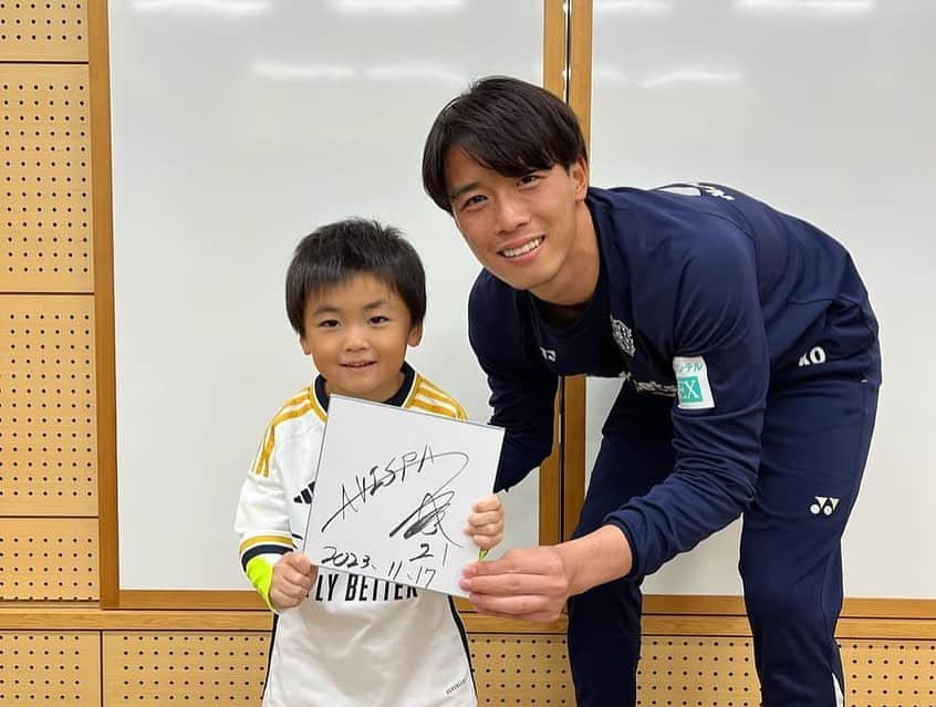 山ノ井拓己さんのインスタグラム写真 - (山ノ井拓己Instagram)「🐝アビスパ福岡サッカースクール訪問⚽️ 昨年開校したばかりの花畑校に行ってきました🌸 雷雨で一緒にプレー出来なかったけど、スクール生や親御さんともたくさんお話しが出来て楽しかったです😄 来れなかったスクール生もまた今度サッカーしましょ⚽️ 急遽場所を提供してくださった花畑公民館の皆さんも本当にありがとうございました！  #アビスパ福岡  #花畑校  #スクール訪問」11月18日 12時50分 - takumi_yamanoi