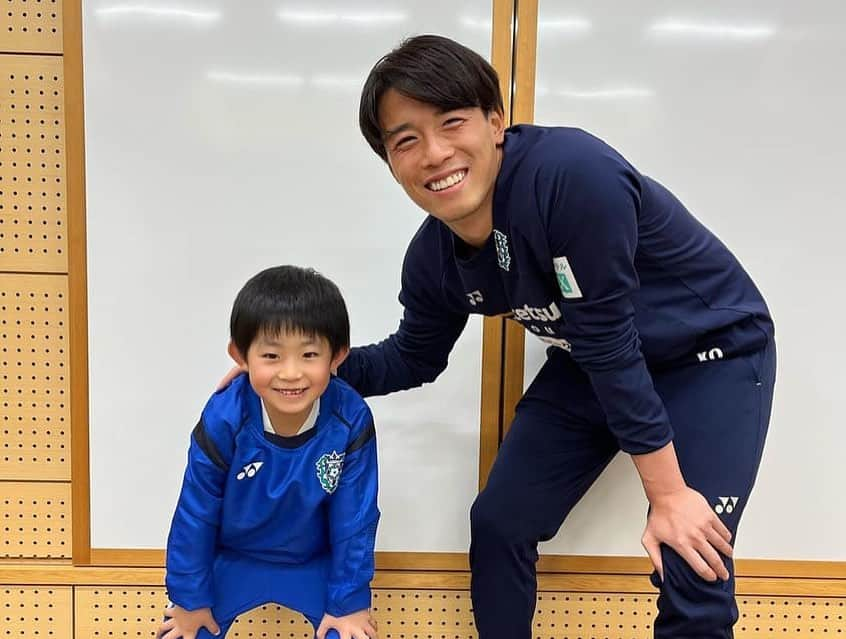 山ノ井拓己さんのインスタグラム写真 - (山ノ井拓己Instagram)「🐝アビスパ福岡サッカースクール訪問⚽️ 昨年開校したばかりの花畑校に行ってきました🌸 雷雨で一緒にプレー出来なかったけど、スクール生や親御さんともたくさんお話しが出来て楽しかったです😄 来れなかったスクール生もまた今度サッカーしましょ⚽️ 急遽場所を提供してくださった花畑公民館の皆さんも本当にありがとうございました！  #アビスパ福岡  #花畑校  #スクール訪問」11月18日 12時50分 - takumi_yamanoi