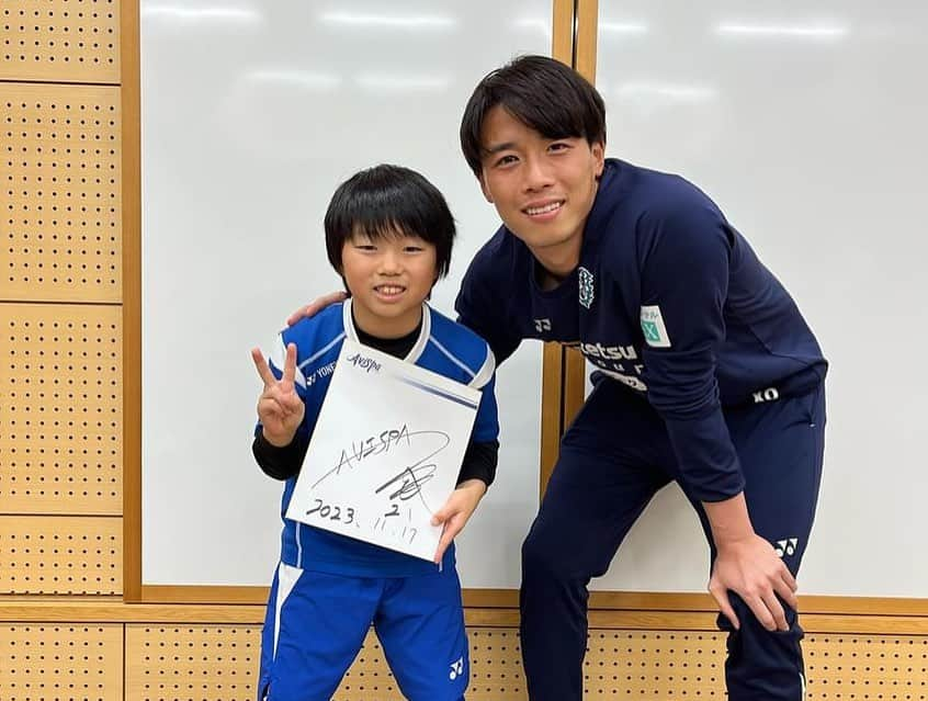 山ノ井拓己さんのインスタグラム写真 - (山ノ井拓己Instagram)「🐝アビスパ福岡サッカースクール訪問⚽️ 昨年開校したばかりの花畑校に行ってきました🌸 雷雨で一緒にプレー出来なかったけど、スクール生や親御さんともたくさんお話しが出来て楽しかったです😄 来れなかったスクール生もまた今度サッカーしましょ⚽️ 急遽場所を提供してくださった花畑公民館の皆さんも本当にありがとうございました！  #アビスパ福岡  #花畑校  #スクール訪問」11月18日 12時50分 - takumi_yamanoi