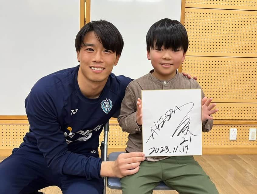 山ノ井拓己さんのインスタグラム写真 - (山ノ井拓己Instagram)「🐝アビスパ福岡サッカースクール訪問⚽️ 昨年開校したばかりの花畑校に行ってきました🌸 雷雨で一緒にプレー出来なかったけど、スクール生や親御さんともたくさんお話しが出来て楽しかったです😄 来れなかったスクール生もまた今度サッカーしましょ⚽️ 急遽場所を提供してくださった花畑公民館の皆さんも本当にありがとうございました！  #アビスパ福岡  #花畑校  #スクール訪問」11月18日 12時50分 - takumi_yamanoi