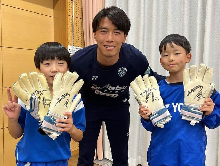 山ノ井拓己のインスタグラム：「🐝アビスパ福岡サッカースクール訪問⚽️ 昨年開校したばかりの花畑校に行ってきました🌸 雷雨で一緒にプレー出来なかったけど、スクール生や親御さんともたくさんお話しが出来て楽しかったです😄 来れなかったスクール生もまた今度サッカーしましょ⚽️ 急遽場所を提供してくださった花畑公民館の皆さんも本当にありがとうございました！  #アビスパ福岡  #花畑校  #スクール訪問」