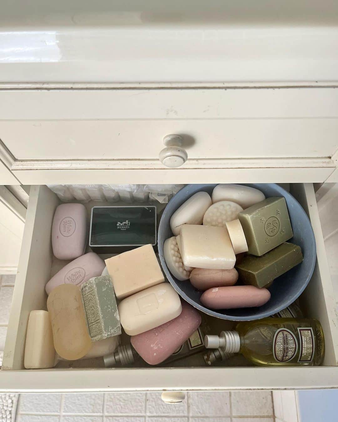 高見恭子のインスタグラム：「部屋の隅で大好きとかわいいがあなたの希望を支えています。  #bathroom #drawer  #towel#shelf #shoesshelf  #lifestyle #interior  #interiordesign #decohome  #整理整頓 #lifeisbeautiful」