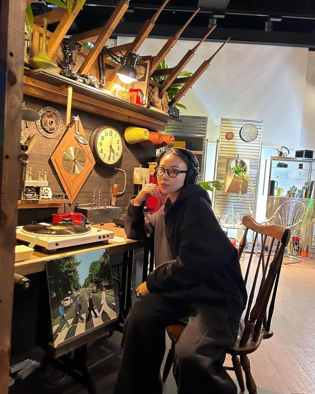 後藤早貴さんのインスタグラム写真 - (後藤早貴Instagram)「@analogmarkettokyo に行ってきた🎤🥁🎺  実はこのトートバッグを狙っていたんです☀️やったぁ！！嬉しい✨🤎 イベントに来場するとこちらのオリジナルトートバッグがもらえるみたいなので是非気になる方早めにgoしてください🪐数量限定で先着1000枚らしいですっ  そして、 Deep Listening Roomが 博物館のような感覚で みても楽しい。聴いてもすごく良くて、かなり見応えがありました。 カッコ良い展示が 朝からテンション爆上げでした🎵  こんな部屋に住みたいわぁ。。  お外の空間でアナログな食材を楽しめるコーナーや、古物レコードも売っていて、欲しいものありすぎた。  @audiotechnicajp のレコードプレーヤーが欲しすぎる！！！  そして本日は絶対メガネをかけたかったんです！！ 黒のスウェットセットアップもお気に入りなんです🩷  #PR#AnalogMarket#オーディオテクニカ#トートバッグ#今日のコーデ#アナログマーケット#audiotechnica」11月18日 12時44分 - gosakicchi
