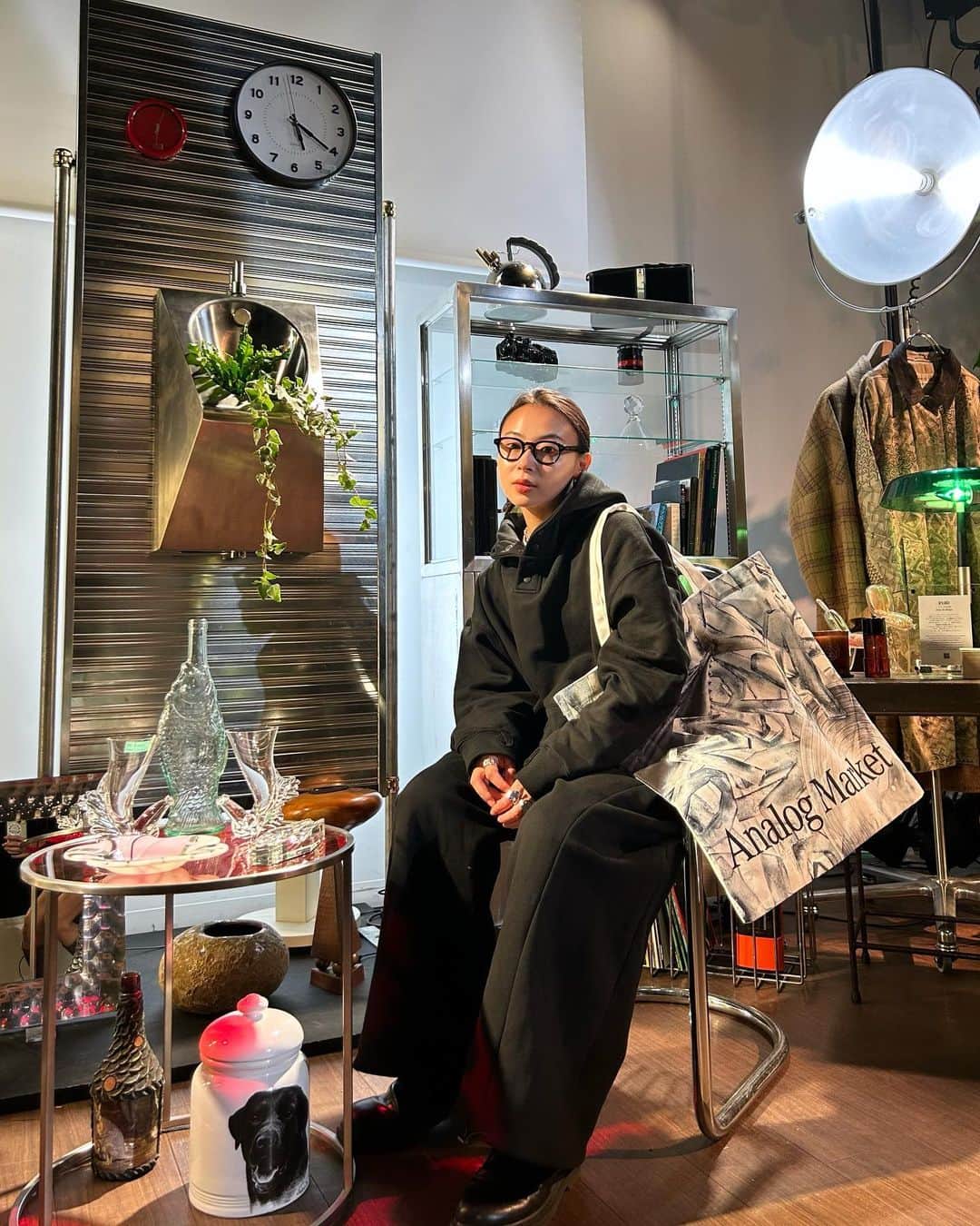 後藤早貴さんのインスタグラム写真 - (後藤早貴Instagram)「@analogmarkettokyo に行ってきた🎤🥁🎺  実はこのトートバッグを狙っていたんです☀️やったぁ！！嬉しい✨🤎 イベントに来場するとこちらのオリジナルトートバッグがもらえるみたいなので是非気になる方早めにgoしてください🪐数量限定で先着1000枚らしいですっ  そして、 Deep Listening Roomが 博物館のような感覚で みても楽しい。聴いてもすごく良くて、かなり見応えがありました。 カッコ良い展示が 朝からテンション爆上げでした🎵  こんな部屋に住みたいわぁ。。  お外の空間でアナログな食材を楽しめるコーナーや、古物レコードも売っていて、欲しいものありすぎた。  @audiotechnicajp のレコードプレーヤーが欲しすぎる！！！  そして本日は絶対メガネをかけたかったんです！！ 黒のスウェットセットアップもお気に入りなんです🩷  #PR#AnalogMarket#オーディオテクニカ#トートバッグ#今日のコーデ#アナログマーケット#audiotechnica」11月18日 12時44分 - gosakicchi