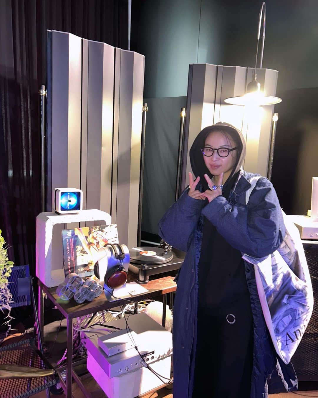 後藤早貴さんのインスタグラム写真 - (後藤早貴Instagram)「@analogmarkettokyo に行ってきた🎤🥁🎺  実はこのトートバッグを狙っていたんです☀️やったぁ！！嬉しい✨🤎 イベントに来場するとこちらのオリジナルトートバッグがもらえるみたいなので是非気になる方早めにgoしてください🪐数量限定で先着1000枚らしいですっ  そして、 Deep Listening Roomが 博物館のような感覚で みても楽しい。聴いてもすごく良くて、かなり見応えがありました。 カッコ良い展示が 朝からテンション爆上げでした🎵  こんな部屋に住みたいわぁ。。  お外の空間でアナログな食材を楽しめるコーナーや、古物レコードも売っていて、欲しいものありすぎた。  @audiotechnicajp のレコードプレーヤーが欲しすぎる！！！  そして本日は絶対メガネをかけたかったんです！！ 黒のスウェットセットアップもお気に入りなんです🩷  #PR#AnalogMarket#オーディオテクニカ#トートバッグ#今日のコーデ#アナログマーケット#audiotechnica」11月18日 12時44分 - gosakicchi