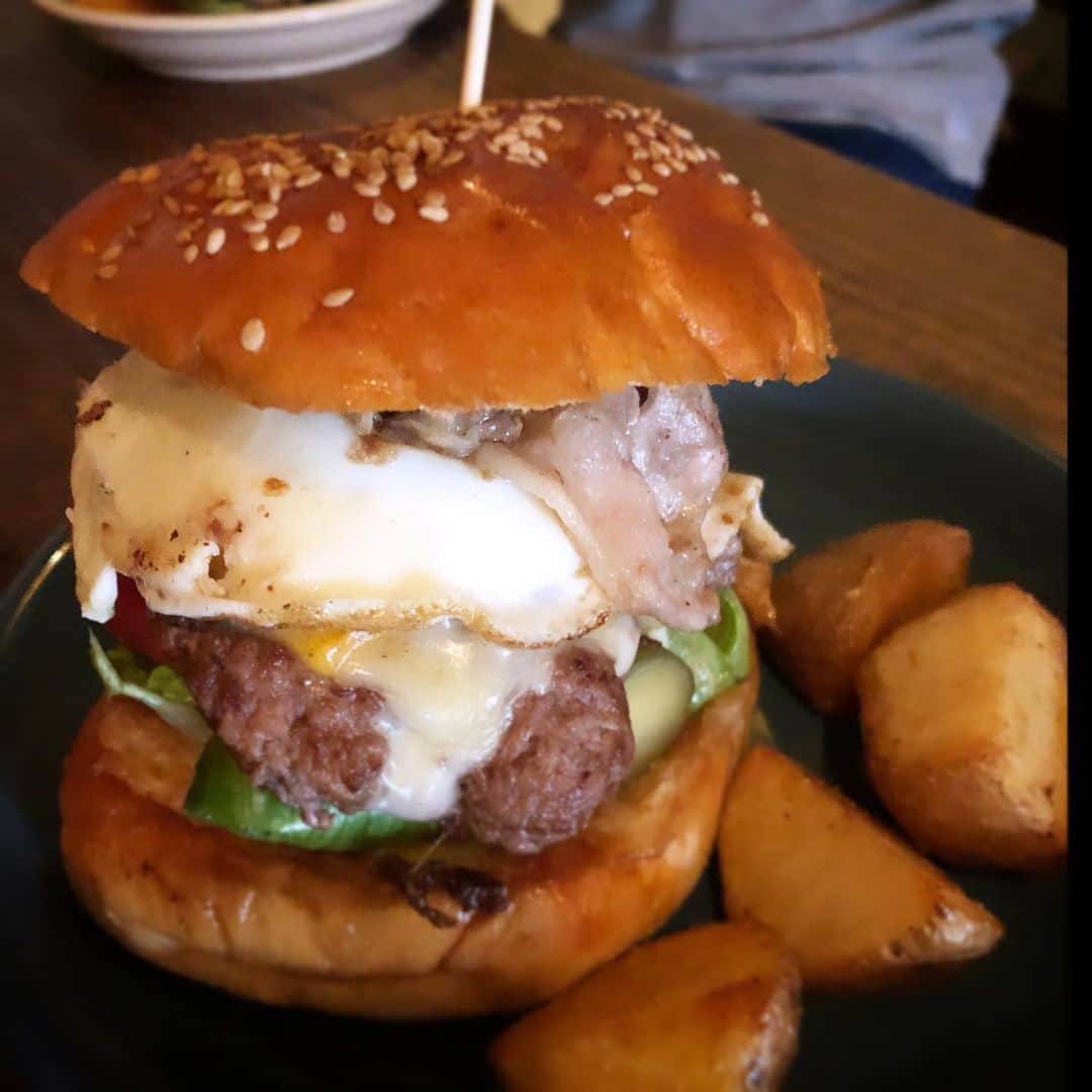 MONKYのインスタグラム：「横浜は高田の和田食堂の絶品バーガーを添えて来週からの関西ひとり旅のお知らせ♬  23日は京都のシンガーソングライター川口真由美ちゃんを迎えてのJam Spot。  真由美ちゃんと知り合うきっかけになったお店、大阪の難波屋にて。  初めましての難波屋。  DEEP大阪を堪能したいと思います♬  24日は我々、EXOTIC SKATESの新シリーズ、対バン企画『¡MOCAMBO!』 Dig.Dugにセパタクローという、ビッシビシにかっこいいバンドと熱闘甲子園な激アツな夜にしたいと思います。 DJにはコサカジュンベイも来てくれてます。  年内のEXOTIC SKATESのライブはこれが最後なので、関西の皆さん、是非！！！  25日は谷町四丁目のJazzなお店、SwayでJam Spot。  今回はベースの高木記明とオルガン、岩井ロングセラーと3人で。 セットリストも新鮮なラインナップでミラクルな時間過ごしたいと思ってます。  26日はEXOTIC SKATESのみんなで神戸で忘年会♬  27日は梅田ロイヤルホースでThe Skeletons！ 気心しれた30年来の仲間と至福の音楽の時間、うひひ。  28日は阪急神戸三宮駅北側のサンキタ広場で、関西のhIiphopシーンで活躍するプロデューサーでもある鍵盤奏者、KoichiくんとDUO  噂はかねがね聞いていたけど、セッションするのは今回が初めて。  どんな音になるか楽しみです。  ストリートでのフリーライブなので是非。  ロゼパピヨンの美味しいご飯とお酒の出店もあるという最幸な火曜の夜。  そして、12月1日は大阪は千日前コンブリオにて、オルガン芸人、岩井ロングセラーと2人で『ボチボチいこかvol.2』 前回も喋りと演奏が交錯する、マニアには堪らない内容でした。😁 ボーカルのマーサちゃんも歌ってくれるし、ワイワイと楽しみな夜。  12月2日はEXOTIC SKATESで滋賀でシークレットParty！  そして千秋楽は12月3日、神戸の淡河町のレトロなテーマパーク、ヌフ松森医院にて、大阪の至宝ピアニスト、竹下清志とDUO。  レトロな雰囲気で、ビンテージなピアノと40年代のサックスで、Jazzスタンダードを奏でるタイムスリップ感覚な企画。 前回も大盛況でした。  お近くの方はぜひ♬  という、書き連ねてみるとなんだかすごいな。笑  たくさんの乾杯と笑顔に会えそうでもう嬉しい。  各地で待ってまーす！  詳しい情報はプロフィールのリンクから♬  楽しい週末を♬」