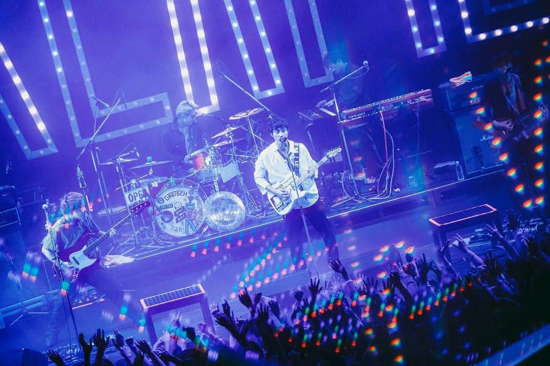go!go!vanillasのインスタグラム：「2023.11.17 Zepp DiverCity (TOKYO)  DREAMS TOUR 2023-2024  炸裂ダブルマシンガン！！ 大熱狂のDAY2をありがとうございました！  全22公演の旅がスタート！ 幕張でまた元気に再会しましょう！！  #DREAMSTOUR  photo by Daiki Miura @shotby_dm」