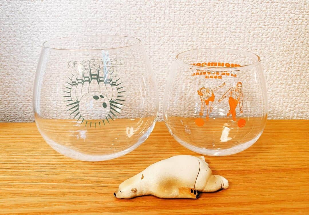 YUKA のインスタグラム：「グラスと、コースターの実物はこちらー🤍  グラスはつつくと、ゆらゆら揺れます🫧  いつか柾くんがガチャガチャで取ってきた眠そうなシロクマを添えて🐻‍❄️  #moumoon #中秋live #goods #glass #harvestmoon」