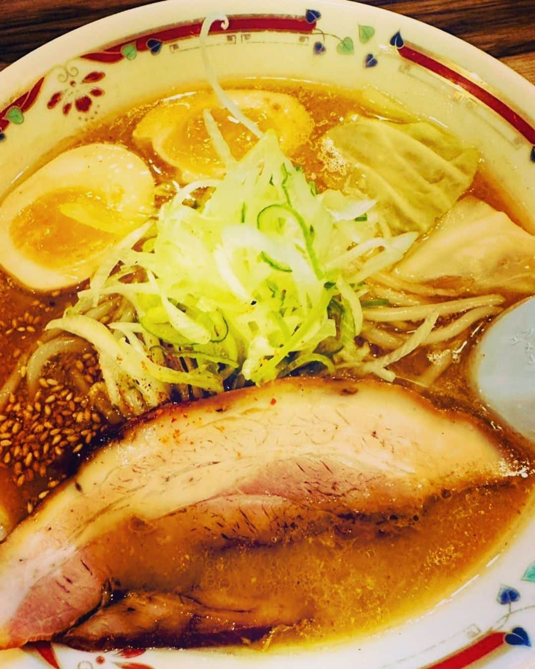 美川憲二さんのインスタグラム写真 - (美川憲二Instagram)「札幌‼️ ナンバーワン‼️ 味噌ラーメンよ〜😍😍😋🍜✨✨✨✨✨✨✨✌️  中島公園近く、味噌ラーメン専門店‼️  大好き❤ 「狼スープ」さんにお邪魔して、味噌卵ラーメンをいただきりんこ😋🍜🍴💡💡💡  なんだかんだで　コロナ禍来て無かったので、3年振りの　狼スープさん‼️😍😭😭  スープに生生姜が効いてて💡💡  煮卵が　スモークされてて😃⤴️⤴️  最高に　旨、旨だじょ〜😋🍜👍👍👍  久しぶりに食べれて、幸せ〜🥰💕💕💕  狼スープ‼️  狼スープ‼️  それそれ〜😃😋🍜⤴️⤴️ #狼スープ #味噌ラーメン専門店 #札幌 #かなり美味しい #久しぶりに食べれて幸せ  #美川憲一 #美川憲二 #ヒデコフランセスカ #オネェ系 #ものまね」11月18日 12時59分 - mikawakenji