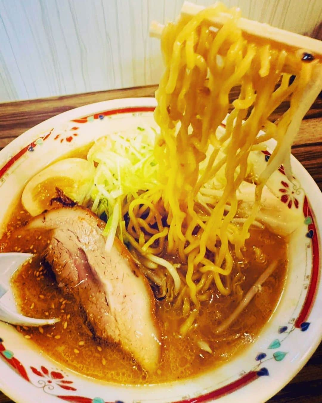 美川憲二さんのインスタグラム写真 - (美川憲二Instagram)「札幌‼️ ナンバーワン‼️ 味噌ラーメンよ〜😍😍😋🍜✨✨✨✨✨✨✨✌️  中島公園近く、味噌ラーメン専門店‼️  大好き❤ 「狼スープ」さんにお邪魔して、味噌卵ラーメンをいただきりんこ😋🍜🍴💡💡💡  なんだかんだで　コロナ禍来て無かったので、3年振りの　狼スープさん‼️😍😭😭  スープに生生姜が効いてて💡💡  煮卵が　スモークされてて😃⤴️⤴️  最高に　旨、旨だじょ〜😋🍜👍👍👍  久しぶりに食べれて、幸せ〜🥰💕💕💕  狼スープ‼️  狼スープ‼️  それそれ〜😃😋🍜⤴️⤴️ #狼スープ #味噌ラーメン専門店 #札幌 #かなり美味しい #久しぶりに食べれて幸せ  #美川憲一 #美川憲二 #ヒデコフランセスカ #オネェ系 #ものまね」11月18日 12時59分 - mikawakenji