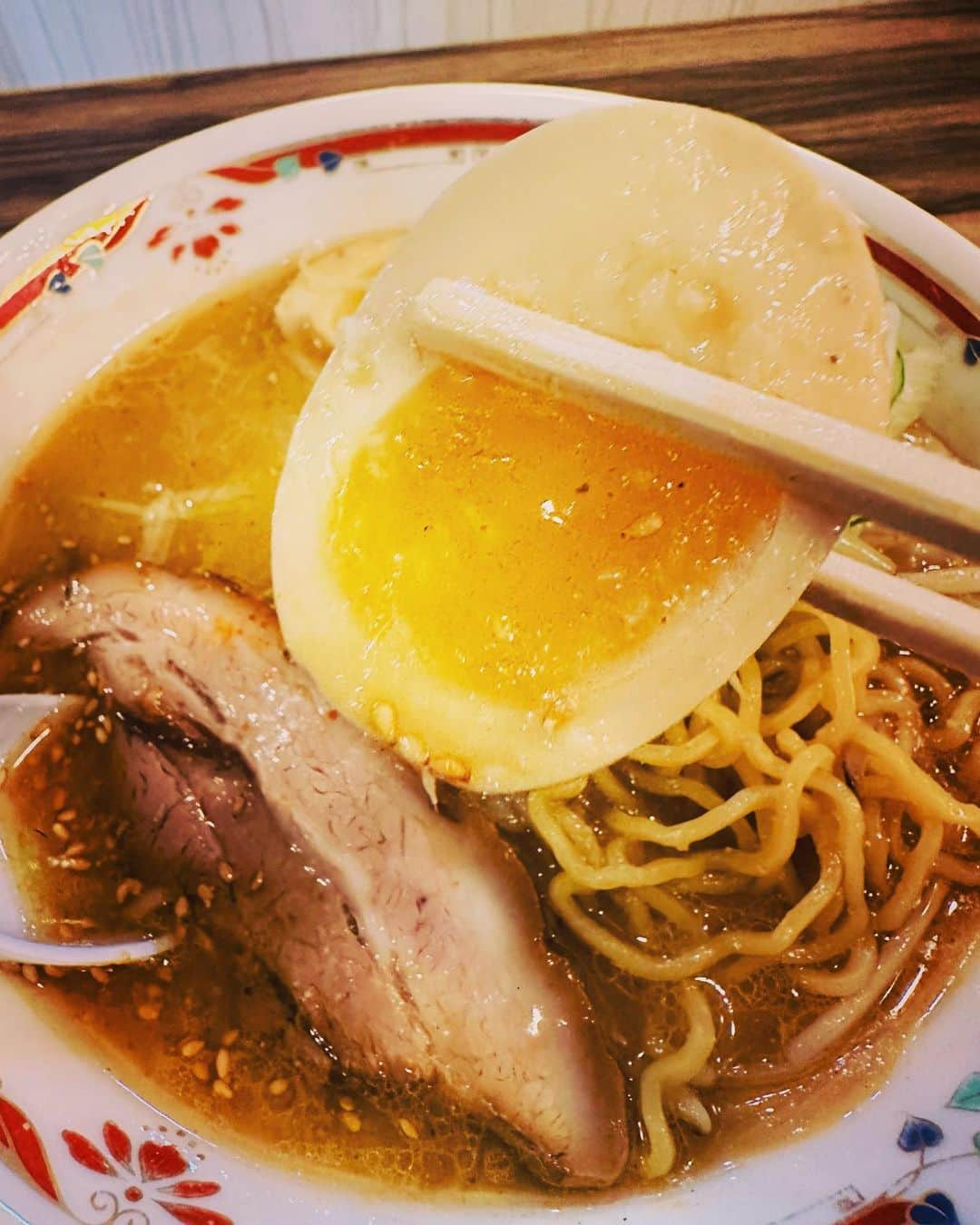 美川憲二さんのインスタグラム写真 - (美川憲二Instagram)「札幌‼️ ナンバーワン‼️ 味噌ラーメンよ〜😍😍😋🍜✨✨✨✨✨✨✨✌️  中島公園近く、味噌ラーメン専門店‼️  大好き❤ 「狼スープ」さんにお邪魔して、味噌卵ラーメンをいただきりんこ😋🍜🍴💡💡💡  なんだかんだで　コロナ禍来て無かったので、3年振りの　狼スープさん‼️😍😭😭  スープに生生姜が効いてて💡💡  煮卵が　スモークされてて😃⤴️⤴️  最高に　旨、旨だじょ〜😋🍜👍👍👍  久しぶりに食べれて、幸せ〜🥰💕💕💕  狼スープ‼️  狼スープ‼️  それそれ〜😃😋🍜⤴️⤴️ #狼スープ #味噌ラーメン専門店 #札幌 #かなり美味しい #久しぶりに食べれて幸せ  #美川憲一 #美川憲二 #ヒデコフランセスカ #オネェ系 #ものまね」11月18日 12時59分 - mikawakenji