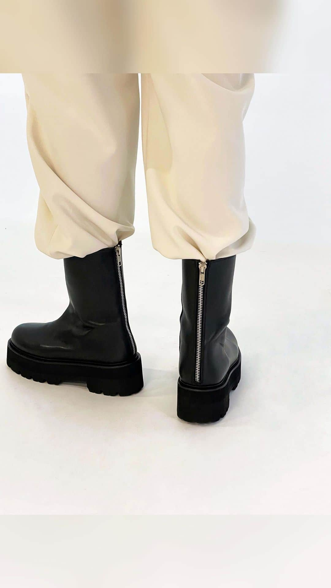 VERMEIL par ienaのインスタグラム：「BLACK SHORT BOOTS！ ⁡ ⁡ スタイリングに取り入れたいショートブーツ。 馴染みやすいブラックを基調とした4選をご紹介！ ⁡ ⁡ ⁡ 1. CAMINANDO @caminandojp  別注 TREK SOLE バックジップブーツ no.23093939001730 ¥31,900 ⁡ ※Coming soon..!! 青山店/日本橋店…11/19 (日)入荷予定 天神店…11/20(月)入荷予定 ⁡ ⁡ 2. CAMINANDO 別注 TREK SOLE サイドゴアブーツ no.23093939000130 ¥30,800 ※好評発売中 ⁡ ⁡ 3. RIVECOUR @rivecour  Short ブーツ no.23093939001430 ¥48,400 ※好評発売中 ⁡ ⁡ 4. NEBULONI E. @nebulonie.japan  AGU no.23093939000830 ¥75,900 ※好評発売中 ⁡ ⁡ ⁡ @baycrews  ⁡ #vermeilpariéna #ヴェルメイユパーイエナ」