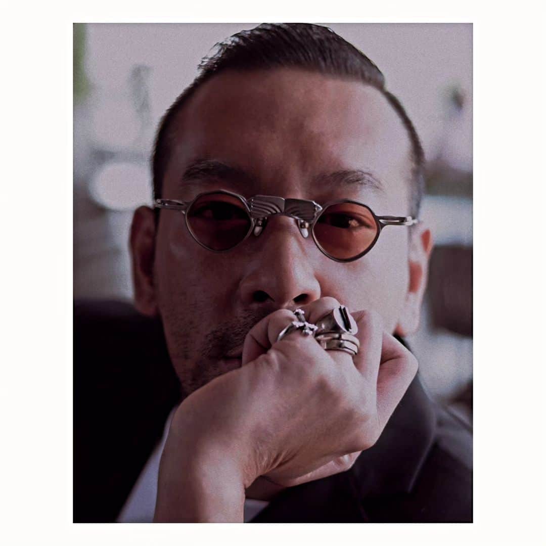 リガーズのインスタグラム：「Countdown #1  The season of gratitude sets the stage for the season of giving at #RIGARDS.  We are glad to reunite with @Captivating_International Foundation Hong Kong (NPO) to present #WarmRIGARDS 2023, a charity fundraiser where we hope to auction off 10 exceptional frames for a good cause. All proceeds raised will go directly towards #OneMoreYear, the foundation's initiative striving to keep disadvantaged young girls in school. https://captivating.org/about-us/our-story/  Online Auction Homepage: http://cap.oph.hk (Nov 18-21)  Auction Preview #1: RIGARDS x Kamonuj by Juno Mak RG0318JM + AT005 Horn-&-Hypersthene Eyeglass Necklace *Pièce Unique*  Featuring a jointless monocoque front with an elegantly graduating form, this collaborative frame with @Kamonuj — the namesake label of multidisciplinary creative @Juno_Mak — exquisitely assimilates the delicate lines of Art Nouveau and the modernist geometry of Art Deco into an hymn to the Jazz Age and its most quintessential expression: the Chrysler Building. The sunglass clip is attachable to a chain and doubles as a pendant that can be worn 3 ways (opened, collapsed, folded), lending styling versatility. Special for the auction, the main frame is presented in a classy Pale Gold color, with black brows that add a touch of edge, while the sun-clip is entirely hand-painted in a dual-color finish and fitted with custom Burnished Gold lenses. An uncommonly attractive eyeglass necklace, crafted of marble-hued natural horn and hypersthene, further sweetens the ensemble.  ※ Bidding goes live on Nov 18, 2023: - 3pm UTC+8 (HKG) Sun - 7am Greenwich Mean Time (London) Sun - 11pm Pacific Time (LA) Sat - 2am Eastern Time (NYC) Sun Bidding will close on Nov 21, Tue at 11PM (UTC+8) (To check the time in your location: https://www.thetimezoneconverter.com/)  From Nov 18 to Nov 26, 'Made in RIGARDS x Kamonuj by Juno Mak' — a complementary exhibition to the fundraiser — will also take place at @Anchoret_Boutique Sanlitun.  Please stay tuned to our social media channels for the latest updates. Many thanks for your interest, and for spreading the word.  #RG0318JM #Kamonuj #JunoMak  #MadeInRIGARDS #CraftedForTheWorld」