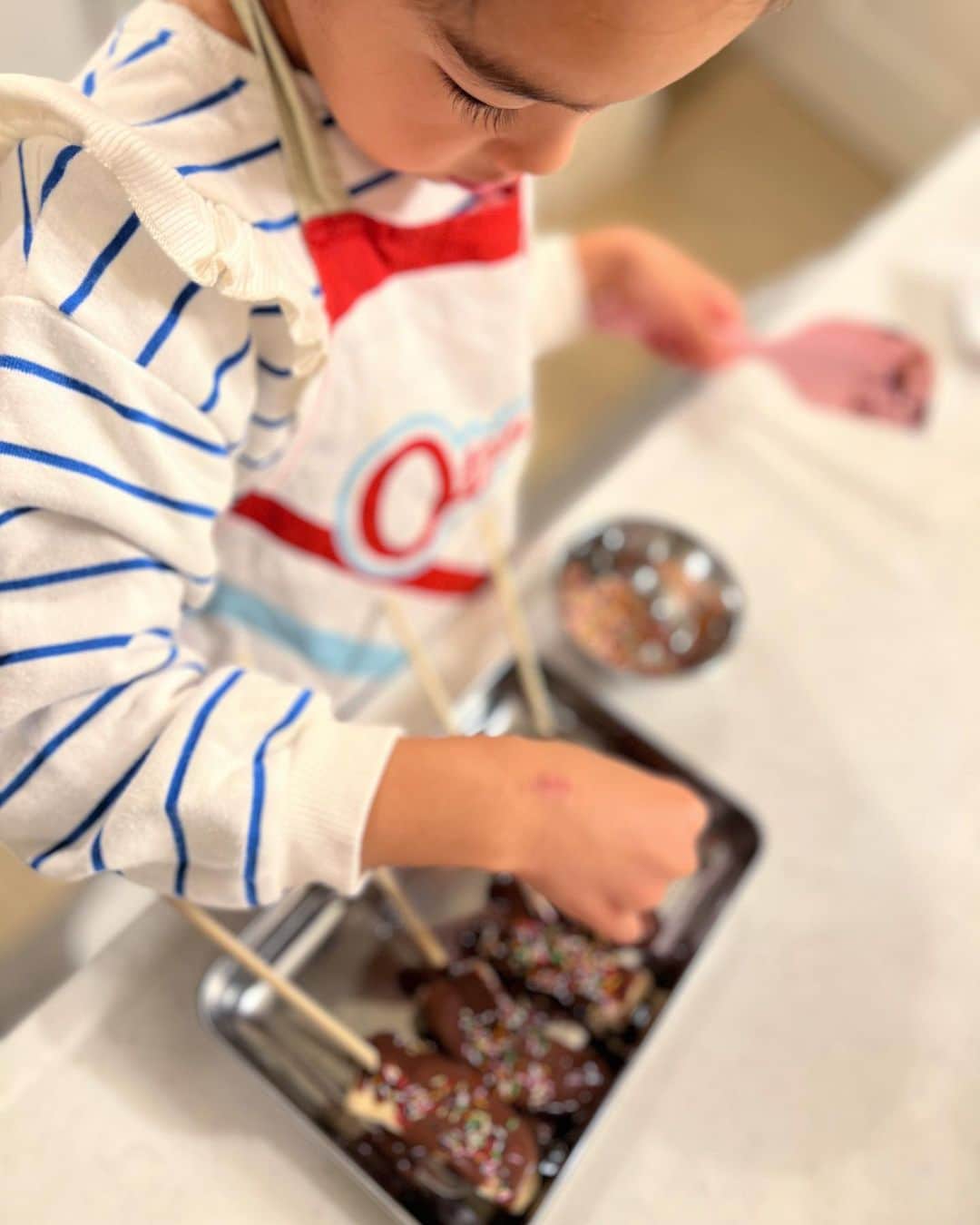 林香里さんのインスタグラム写真 - (林香里Instagram)「・ ・ 娘リクエストのバナナチョコ作り🍫🍌 トッピングも指定だったのでしっかり忘れずに🤭🫶🏻  #cooking#sweets#mama#娘」11月18日 12時52分 - kaori_hayashi1203