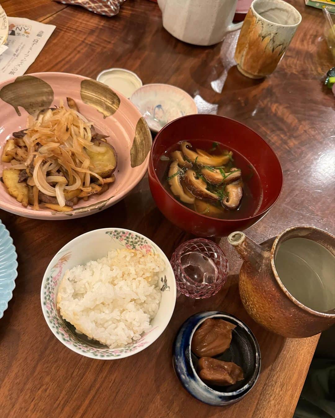 森山良子のインスタグラム：「大物を買いに薬局、私が行くのは主にドラッグストアではなく昔から商店街に一軒ある薬局、、、に大きな重いものを買いだめに行く時は車を運転して行く。それはやっと昨日果たされた。もう、さまざまなペーパーも洗剤系もギリなのだ。アーホッとした。  前日からまたまたウルカして置いたドンコ、２日前に残ったステーキ少しとポテト、、レンコン、買って来て食べて居ない焼き芋？玉ねぎも薄切りしてなんだかわからない炒めモノに蓋をするように上に載せた。 頂いためちゃ美味しい梅干し最後のふたつ。ドンコは出汁と煮てネギを。時々お料理屋さんでおっきなドンコの少し甘い含め煮に金粉付きの黒豆が乗って居たりする。たまたま今日はありモノのねぎ。 気分を変えて小さな土鍋のようなモノでご飯を炊いてみたら流石に生まれて初めての行ないでおこげだらけのご飯に、うーむ硬い！ならばもうヤケクソで冷酒を一口から二口から三口ぐらい。 なんだかわからないモノができちゃった時はへーぇ、なるほど、こんな味になるわけねってアーンマリ美味しくなくっても興味心でカバー。 これは私の術である。言い訳😅ご飯が終わって小木家がいる？と皆んなきた。 ママ、レンジに昨日私が作ったキャベツと肉のミルフィーユ入ってるよ!、。きゃっ忘れてた。又冷蔵庫に戻した。 おしゃべりしている間に私ちゃんがＫポップのライブから帰ってきた。お隣よりもたらされたお茶菓子とお茶で私のちんぷんかんぷん夕飯がチャラに。久々にゆったりした１日が終わる。❤️ ❤️🙇」
