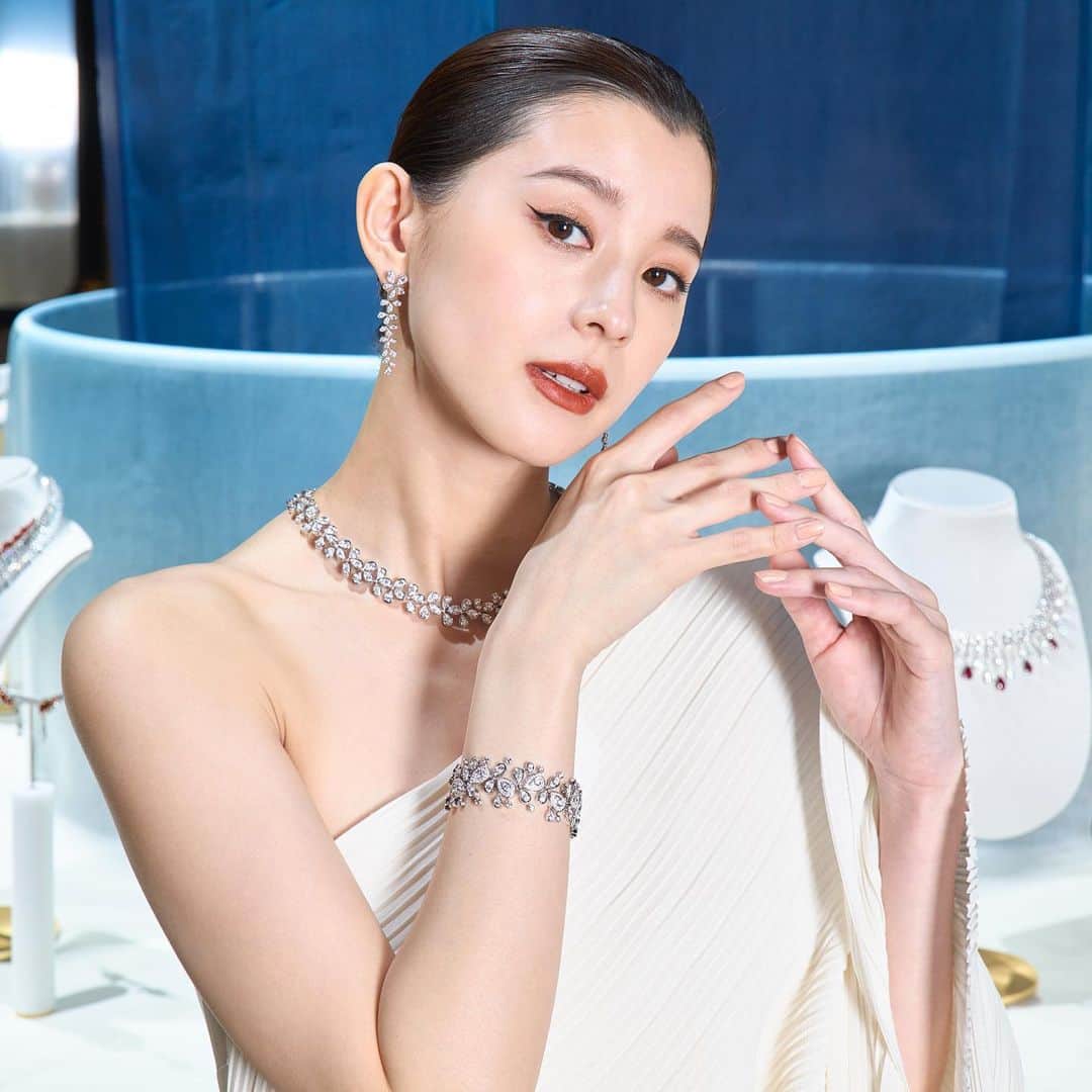 朝比奈彩のインスタグラム：「. . -CHAUMET- . 先日特別イベント「Conversation Virtuoses 2」 ショーメの卓越したハイジュエリーと、 日本伝統を受け継ぐ若き匠３名との “対話”を見させていただきました。 . 今年6月にパリに伺った時に拝見した ハイジュエリーもあり、 とても輝かしく繊細で素敵な時間を過ごさせて頂きました。 . #ショーメ #chaumet  #conversationvirtuoses2 . @chaumetofficial  . .」