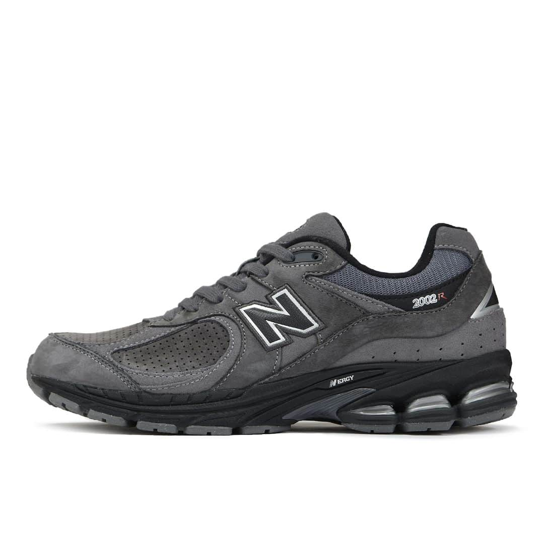 ABC-MART Grand Stageさんのインスタグラム写真 - (ABC-MART Grand StageInstagram)「・ ＜11/24　Release＞   NEW BALANCE M2002REH DARK GRAY(EH) ￥22,000  アジア製で復刻したニューバランス「2002R」からシーズンカラーが登場。2010年に誕生した「Made in U.S.A. 2002」のアッパーデザインを継承しながら、上質なヌバック/メッシュを全面に採用し包み込み、オリジナルが持つ特徴的な重厚感を実現。N ERGYとABZORBを組み合わせた高機能ソールユニットが履き心地と卓越したフィット感を提供。  *店舗によって取り扱いサイズが異なる場合が御座います。  販売店舗 ABC-MART GRAND STAGE ONLINE  ABC-MART GRAND STAGE 青森ELM店 ABC-MART GRAND STAGE 仙台店 ABC-MART GRAND STAGE 池袋店 ABC-MART GRAND STAGE GINZA ABC-MART GRAND STAGE ダイバーシティ ABC-MART GRAND STAGE 渋谷店 ABC-MART GRAND STAGE HARAJUKU ABC-MART GRAND STAGE 名古屋栄店 ABC-MART GRAND STAGE 新京極店 ABC-MART GRAND STAGE イオンモールKYOTO ABC-MART GRAND STAGE 京都四条店 ABC-MART GRAND STAGE 大阪店 ABC-MART GRAND STAGE あべのキューズモール ABC-MART GRAND STAGE LINKS UMEDA ABC-MART GRAND STAGE 梅田店 ABC-MART GRAND STAGE ルクアイーレ店 ABC-MART GRAND STAGE 西宮ガーデンズ店 ABC-MART GRAND STAGE ららぽーと福岡店 ABC-MART GRAND STAGE 福岡西通り店 ABC-MART GRAND STAGE 浦添パルコシティ店 ABC-MART 新宿本店  #abcmart #abcマート #abcgs #nb #newbalance #ニューバランス #M2002REH #M2002R #newbalance_lifestyle」11月18日 13時00分 - abcmart_grandstage