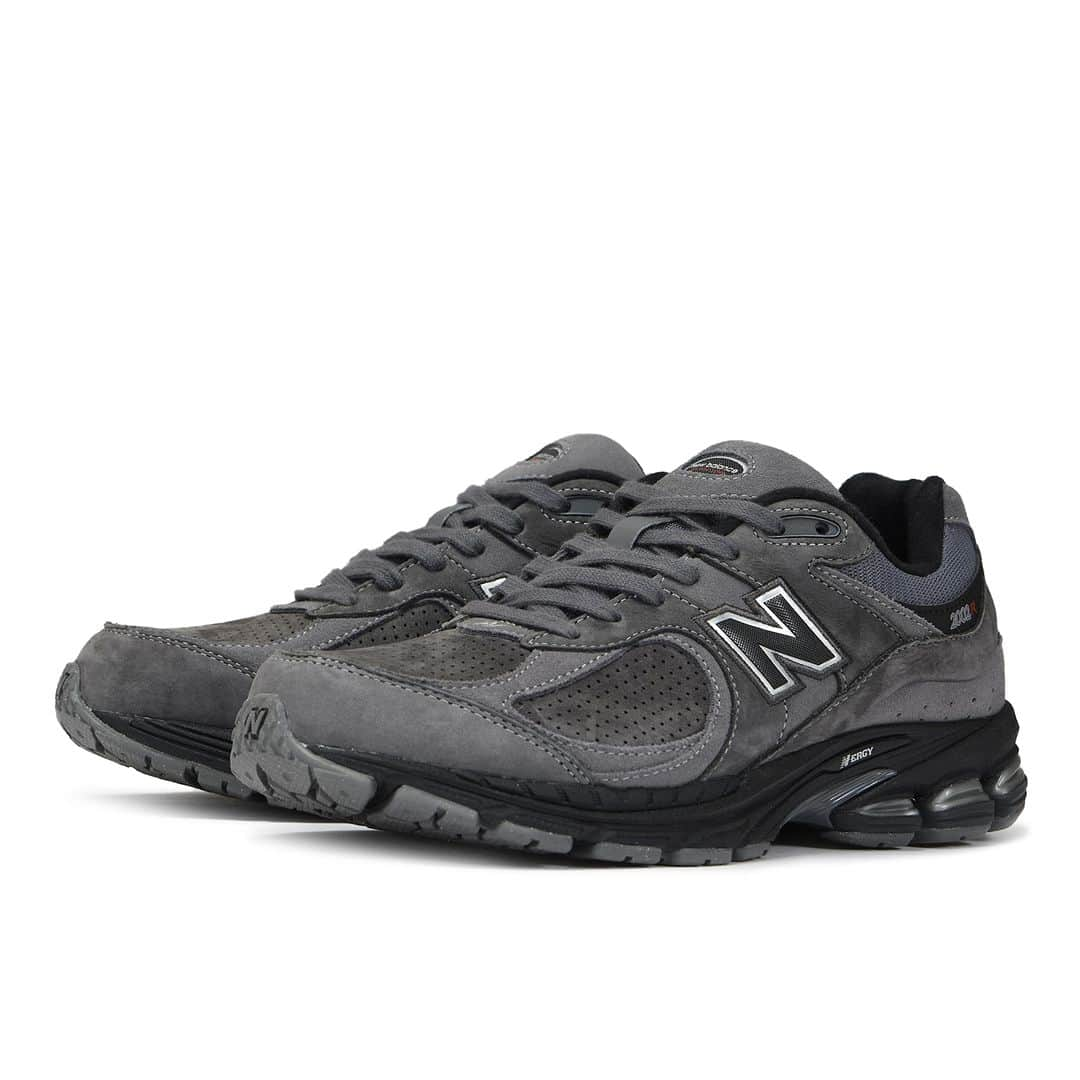 ABC-MART Grand Stageのインスタグラム：「・ ＜11/24　Release＞   NEW BALANCE M2002REH DARK GRAY(EH) ￥22,000  アジア製で復刻したニューバランス「2002R」からシーズンカラーが登場。2010年に誕生した「Made in U.S.A. 2002」のアッパーデザインを継承しながら、上質なヌバック/メッシュを全面に採用し包み込み、オリジナルが持つ特徴的な重厚感を実現。N ERGYとABZORBを組み合わせた高機能ソールユニットが履き心地と卓越したフィット感を提供。  *店舗によって取り扱いサイズが異なる場合が御座います。  販売店舗 ABC-MART GRAND STAGE ONLINE  ABC-MART GRAND STAGE 青森ELM店 ABC-MART GRAND STAGE 仙台店 ABC-MART GRAND STAGE 池袋店 ABC-MART GRAND STAGE GINZA ABC-MART GRAND STAGE ダイバーシティ ABC-MART GRAND STAGE 渋谷店 ABC-MART GRAND STAGE HARAJUKU ABC-MART GRAND STAGE 名古屋栄店 ABC-MART GRAND STAGE 新京極店 ABC-MART GRAND STAGE イオンモールKYOTO ABC-MART GRAND STAGE 京都四条店 ABC-MART GRAND STAGE 大阪店 ABC-MART GRAND STAGE あべのキューズモール ABC-MART GRAND STAGE LINKS UMEDA ABC-MART GRAND STAGE 梅田店 ABC-MART GRAND STAGE ルクアイーレ店 ABC-MART GRAND STAGE 西宮ガーデンズ店 ABC-MART GRAND STAGE ららぽーと福岡店 ABC-MART GRAND STAGE 福岡西通り店 ABC-MART GRAND STAGE 浦添パルコシティ店 ABC-MART 新宿本店  #abcmart #abcマート #abcgs #nb #newbalance #ニューバランス #M2002REH #M2002R #newbalance_lifestyle」