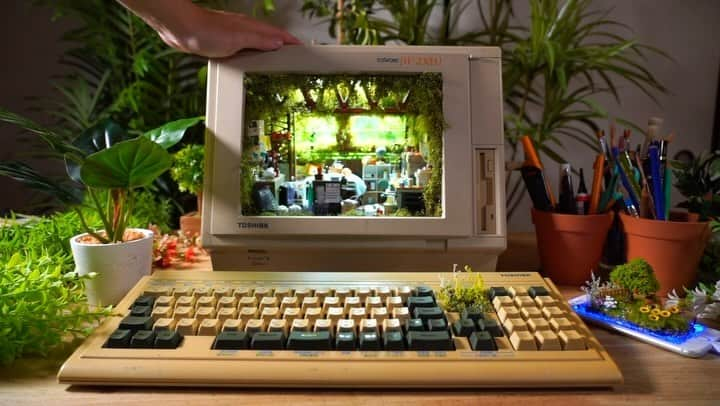 ohanaのインスタグラム：「壊れたパソコンにミニチュアのお部屋をお作りしました💻  #ミニチュア #miniature #ドールハウス #dollhouse #diy #リヴリーアイランド」