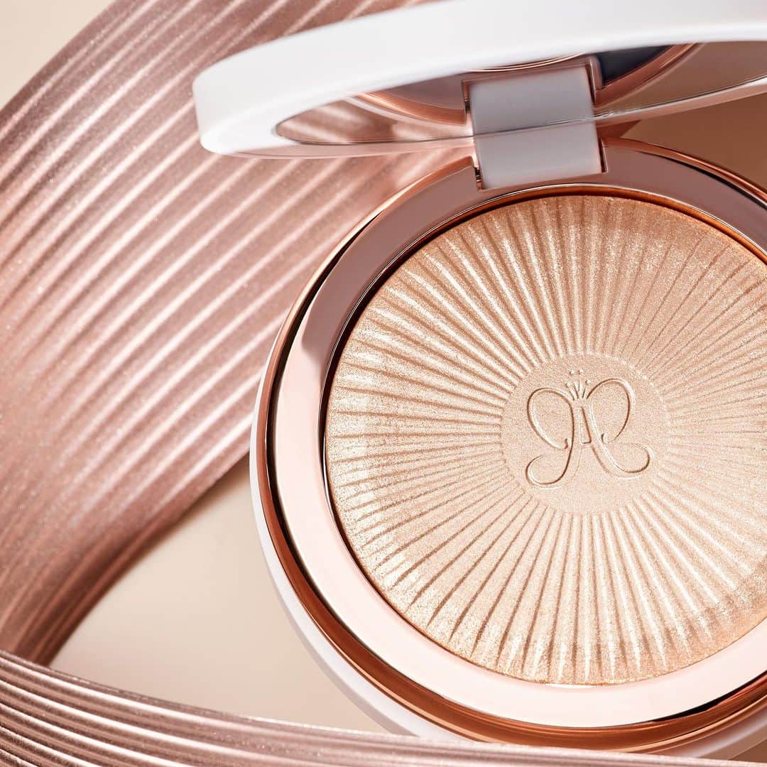 Anastasia Beverly Hillsのインスタグラム：「A few reasons why you'll LOVE Glow Seeker Highlighter✨⬇️  💫Ultra-smooth formula that's seamless and buildable 💫Universal shade 💫Can be used on the face, eyes, and body 💫Vegan and cruelty-free  Shop now @macys!   #AnastasiaBeverlyHills」