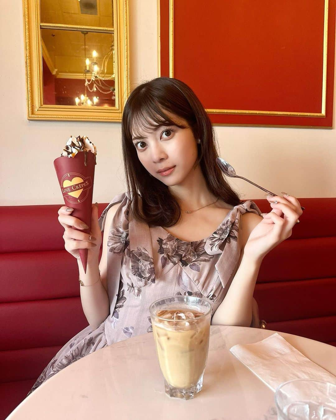 大薮未来のインスタグラム：「crepe♡  店内も可愛くて、とても素敵なカフェでした✨ クレープも美味しかった♡  #guam #guamtrip #グアムカフェ #グアム旅行 #herlipto #リゾートワンピ #リゾートコーデ」