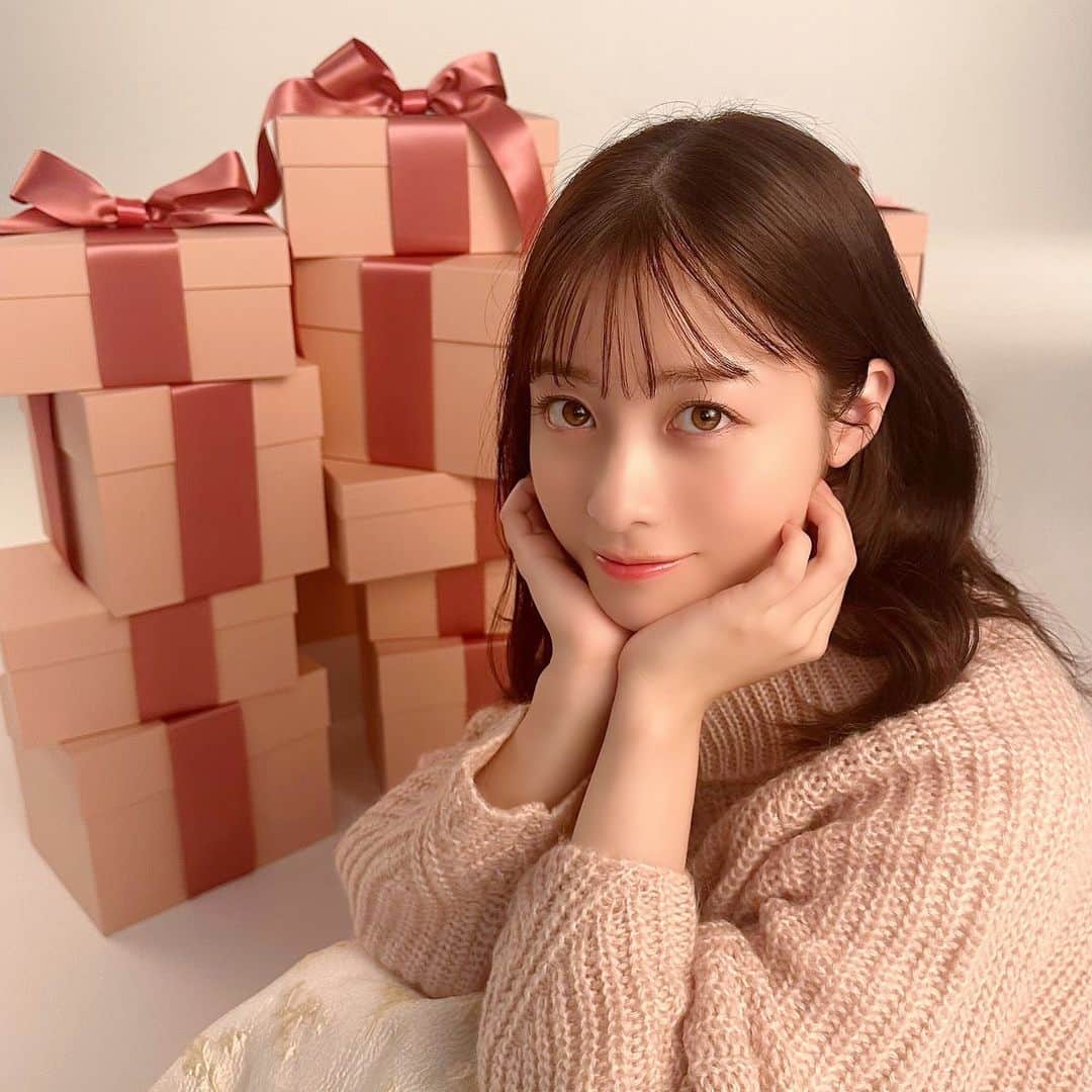 橋本環奈のインスタグラム：「こんにちは！環奈MGです。  エンジェルハートから新作2シリーズが発売になりました❤️  ホリデーシーズン限定のブレスレットが付いたアクセサリーセット、プレゼントにいかがですか🎁  #橋本環奈 #橋本環奈2023 #橋本環奈マネージャー #エンジェルハート」
