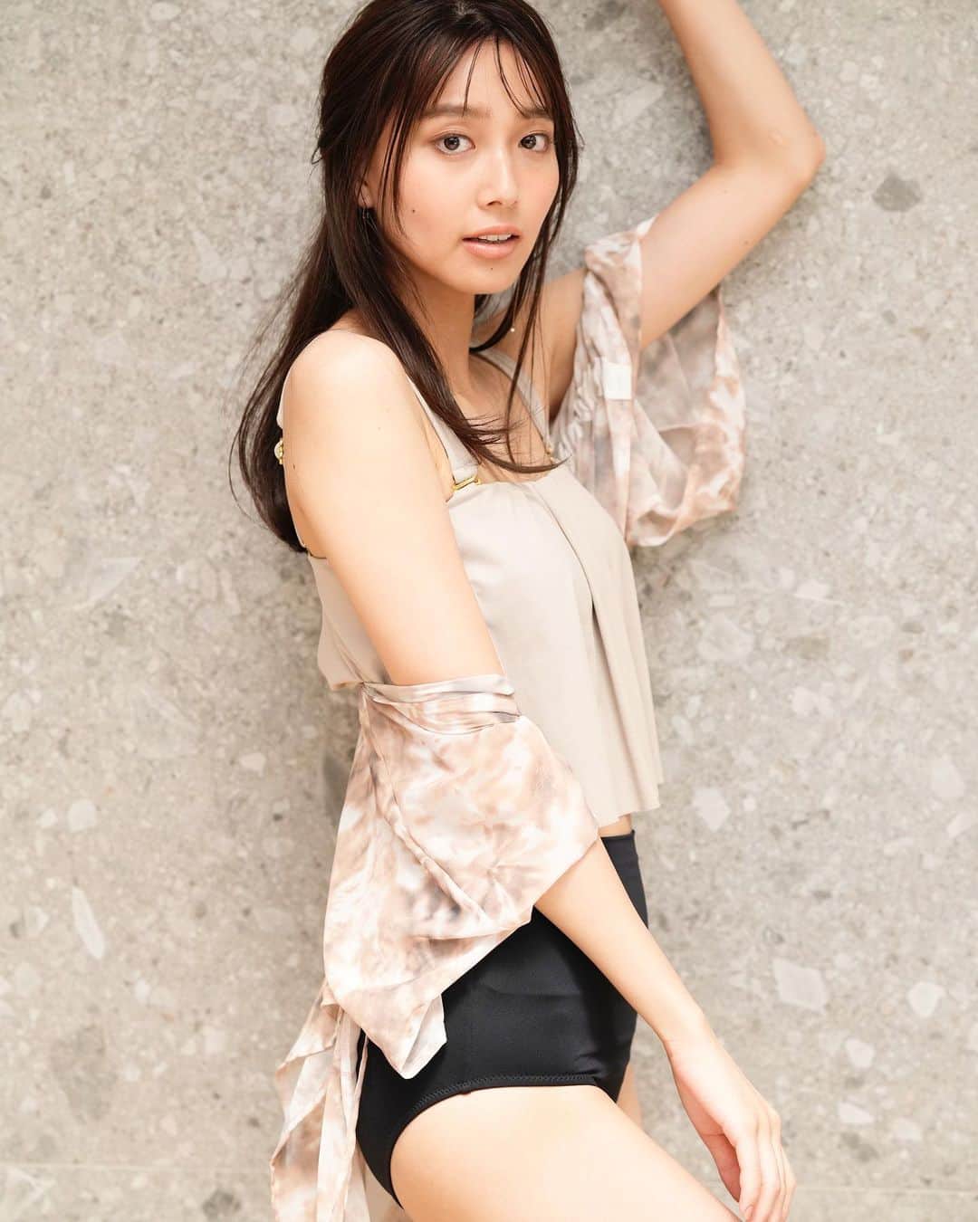 間瀬遥花のインスタグラム：「. 本日カレンダー発売日です！👏🏻 . そして購入してくれた方への特典が、 「抽選で10名様にサイン入りチェキのプレゼント」 に決まりました！ . 応募方法はインスタなど私のSNSで近日中にお知らせするので、 引き続きチェックをお願いします💫 . . . #カレンダー #2024」