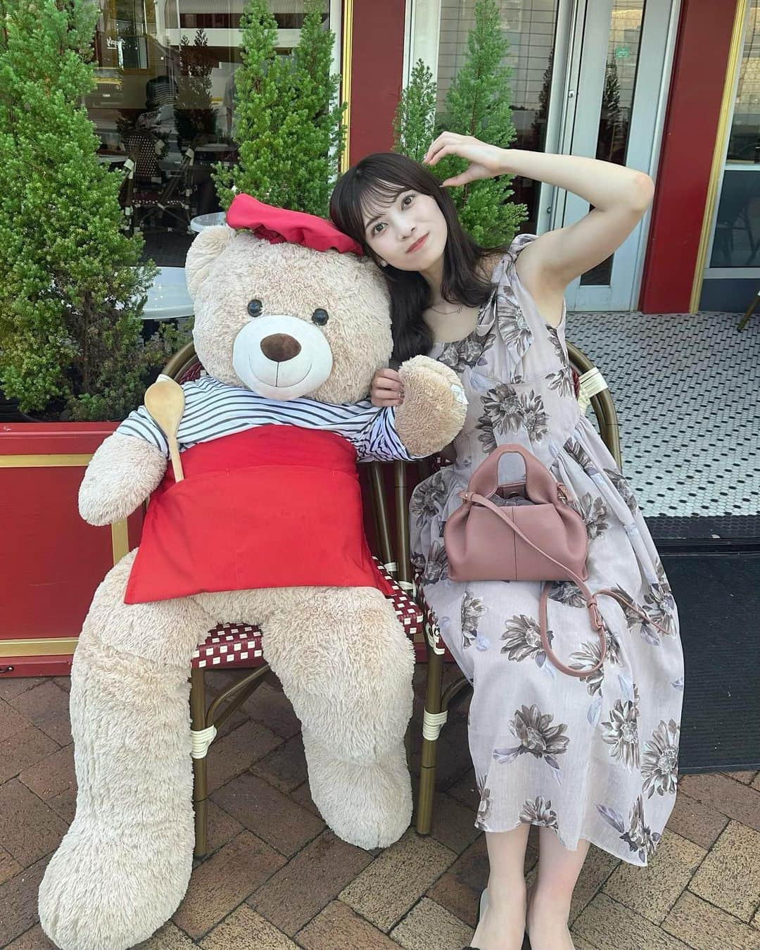 大薮未来さんのインスタグラム写真 - (大薮未来Instagram)「お店の前に大きなくまちゃん！！！！🐻  可愛すぎる！！店員さんとお揃いのお洋服着てました♡  #グアムカフェ #グアム #herlipto #polene #poleneparis  #guam #guamtrip #trip #旅行コーデ  #海外旅行 #cafe #リゾートコーデ #リゾートワンピース」11月18日 13時04分 - miku_ohyabu