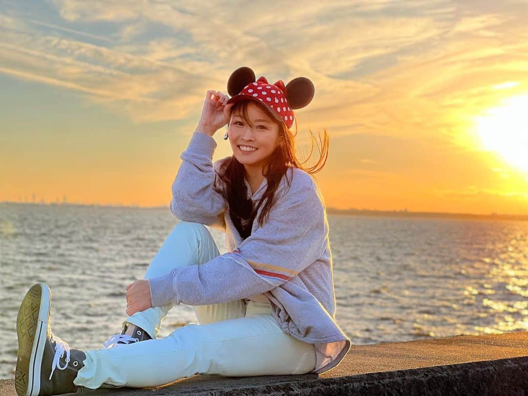 楪望のインスタグラム：「* 夕日きれいだった🌇 秋空ともそろそろお別れだねー🍂 #夕日 #sunset #disney」