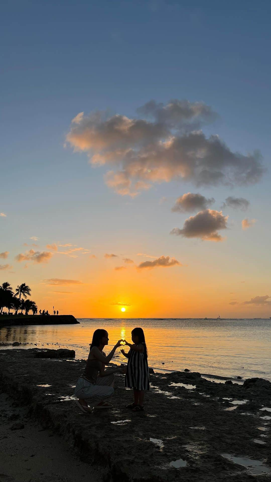 丸林広奈のインスタグラム：「Hawaii beautiful sunset. Family photoを記念に撮ってもらった時に夕陽が綺麗に見れてそれもまた思い出になった…🥹🤍」