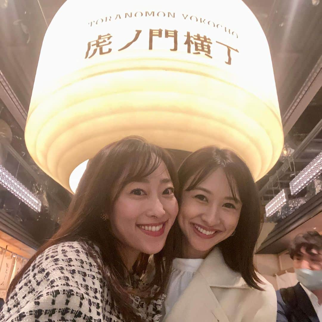 落合由佳さんのインスタグラム写真 - (落合由佳Instagram)「.✳︎ ステーションタワーも完成し、今、都内でホットな場所、虎ノ門ヒルズ🏙️✨ ビジネスタワー内にある虎ノ門横丁では、随時、約20店舗が軒を連ね、ハシゴ酒が楽しめます🍻  そんな虎ノ門横丁で期間限定で行われている、八仙祭りに行ってきましたー！🩷  横丁内のほとんどの店舗で、八仙を提供。期間限定BARもあって、夢のような空間でした✨✨  21日火曜までです！🍶  #虎ノ門ヒルズ #虎ノ門横丁 #八仙 #日本酒 #八戸酒造 #男山  #鳥茂 #つかんと」11月18日 13時06分 - yuka.ocha