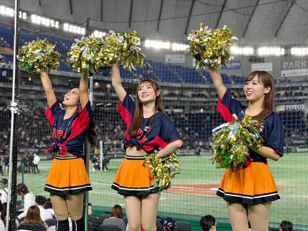 読売巨人軍公式マスコットガール「VENUS」のインスタグラム：「◤Event◢  「カーネクスト アジアプロ野球チャンピオンシップ2023」が開幕!! ヴィーナスも、応援に駆けつけさせていただきましたꉂꉂ📣  《11月16日(木)》 ジャイアンツの選手は投打で大活躍！ 試合終盤には侍ジャパンのホームランが出たり、繋ぐ野球で大幅にリードと、大盛り上がりでした!!🙌  ヴィーナスはというと、 初めての応援シートでの応援でドキドキ😳💦 他球団選手の応援歌で一緒に歌うというのはとても新鮮で、日本代表を応援するたくさんのファンの皆さんと、一緒に試合を感じながら応援することができ、とても楽しかったそうです☺️   →to be continue  #侍ジャパン #アジアチャンピオンシップ #アジチャン  #ジャイアンツ #giants #東京ドーム  #野球 #baseball #東京 #tokyo #ヴィーナス #チアダンス  #巨人 #venus #2023venus #チア #ダンス #奪回」