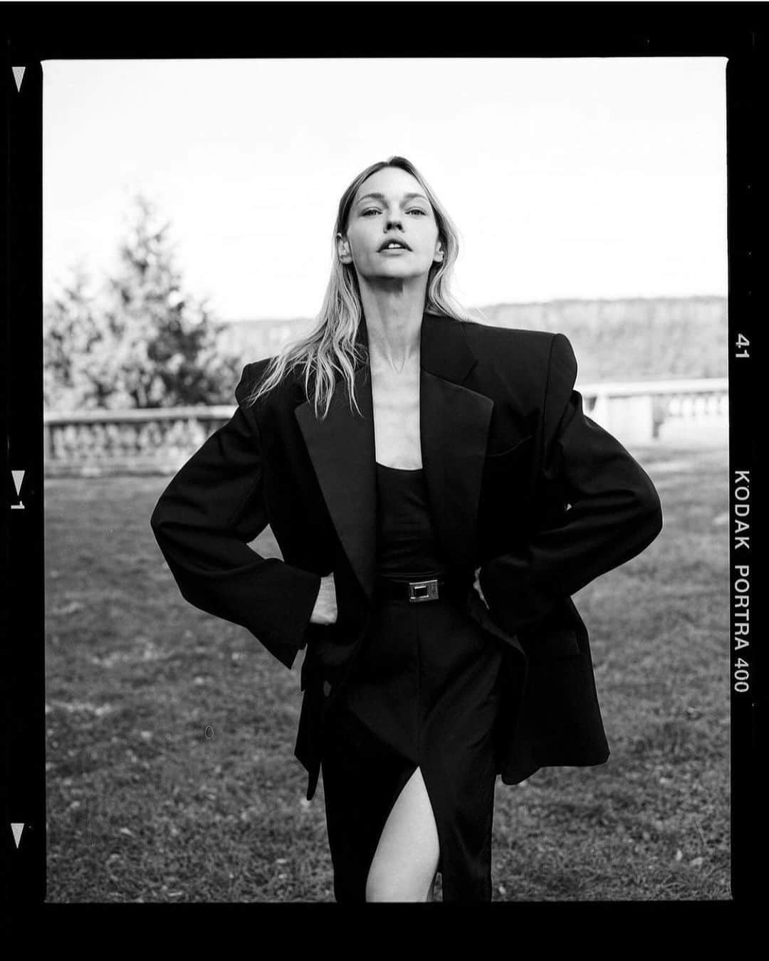 サーシャ・ピヴォヴァロヴァのインスタグラム：「@nlvogue #behindthescenes」