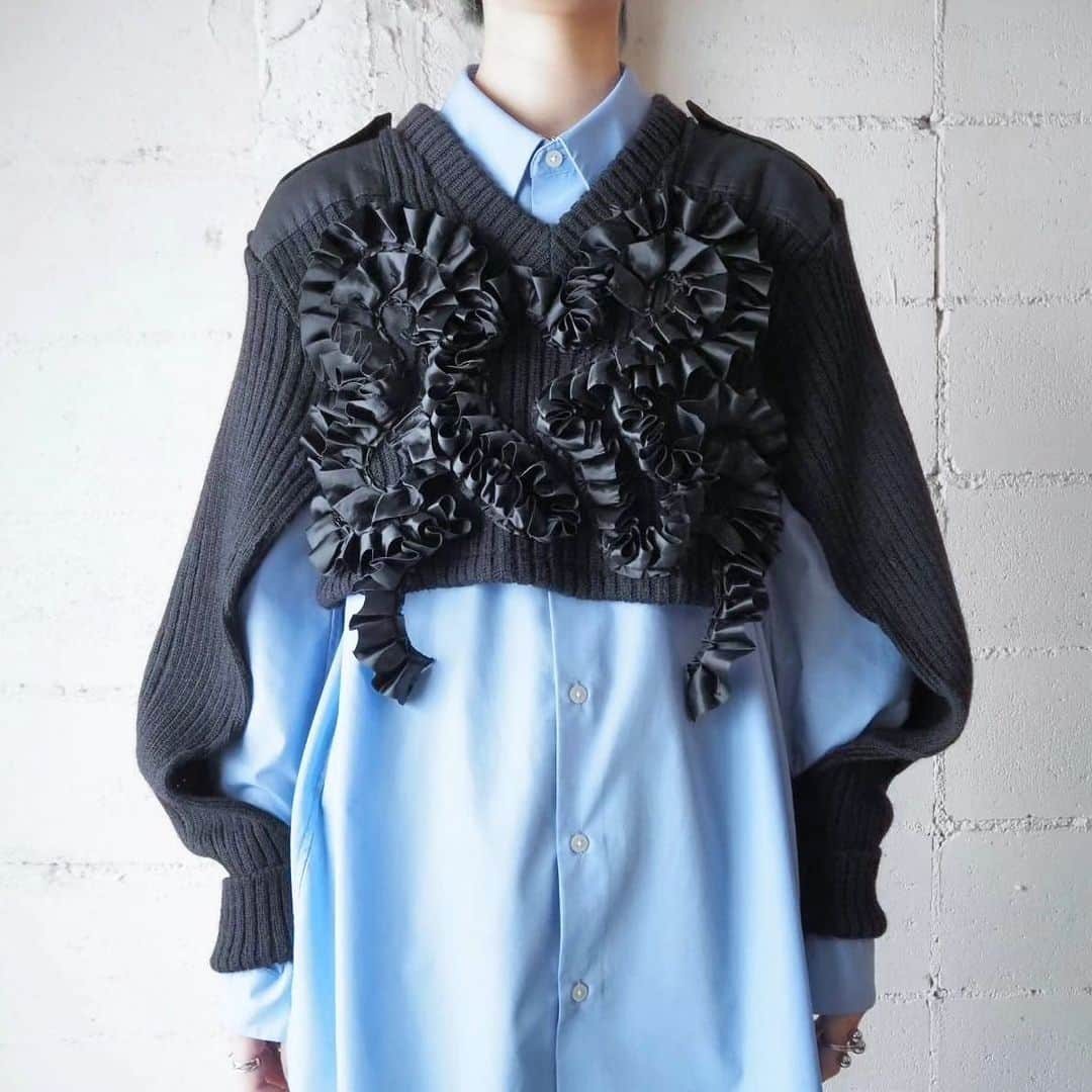 吉祥寺 古着屋 Orfeoさんのインスタグラム写真 - (吉祥寺 古着屋 OrfeoInstagram)「. ●Orfeo REMAKE Frill Command Sweater . . ミリタリーのコマンドニットをショート丈・袖下オープンのレイヤードが楽しめる形にリメイク ミリタリーとは相反するイメージのフリルリボンの装飾がポイントです . . . お問い合わせはこちらから↓ orfeokichijoji@yahoo.co.jp  #orfeo #kichijoji #tokyo #vintage #used #fashion #coordinate #outfit #オルフェオ #吉祥寺 #東京 #古着 #古着屋 #ヴィンテージ #レディース古着 #吉祥寺古着屋 #コーディネート . . . お問い合わせはインスタグラムのプロフィール掲載のメールアドレスにお願いいたします。コメント、DMでのお問い合わせは受け付けておりませんのでご了承ください。 店頭に出ていないONLINE SHOPの商品もご購入頂けます。気になる商品がございましたら店頭スタッフにお気軽にお声掛けください。」11月18日 13時09分 - orfeokichijoji