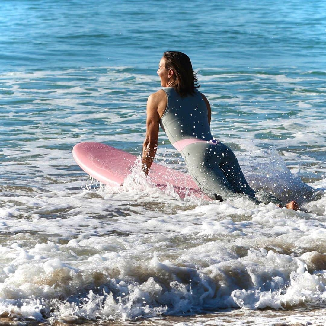 サリー・フィッツギボンズのインスタグラム：「Feelin freeeee going out for a weekend slide… hope you have the chance to do the same 🌊🫶🏼  ————- Riding @fcs_surf #SallyFitz @softech_softboards」