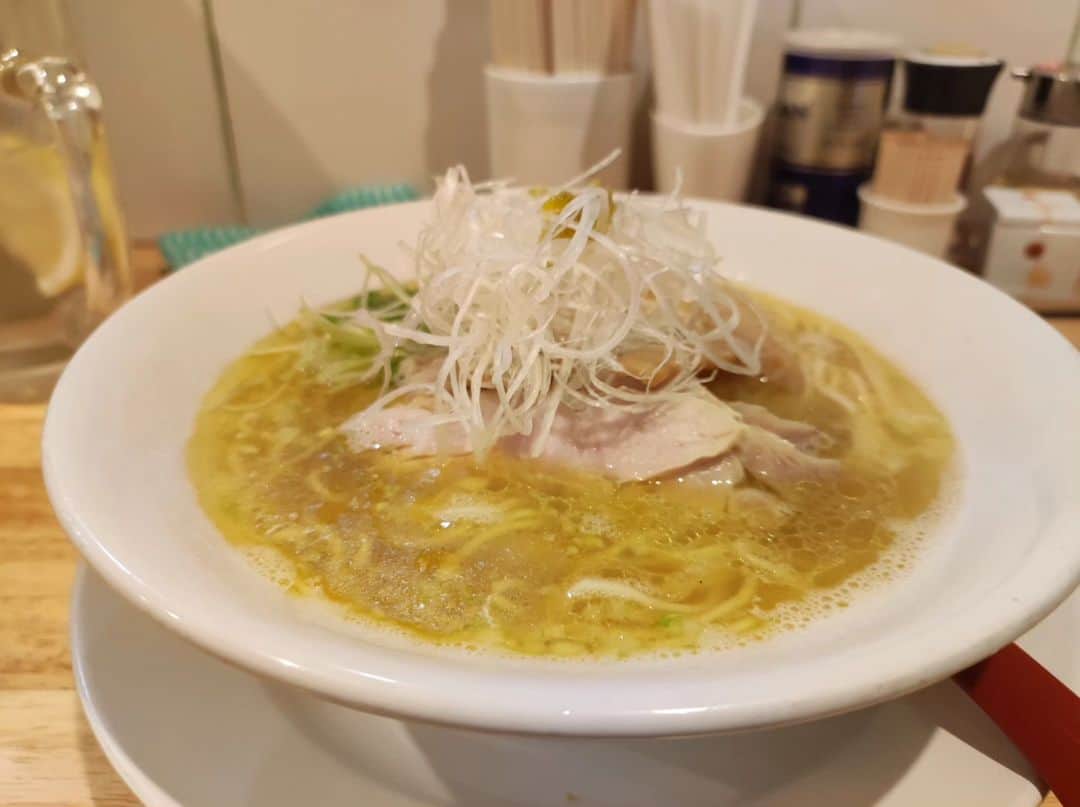 つけMen野郎のインスタグラム：「とりそば らーめん天神下大喜 今宵はとりそば。寒暖差が激しく、寒さを一気に感じるようになったので沁みるとりそば。食べる回数を重ねる毎においしさを知るというか、気づかされるというか。スープと麺と具それぞれが折り重なるバランスから生み出されるおいしさ。迷ったらとりそばで間違いない。」