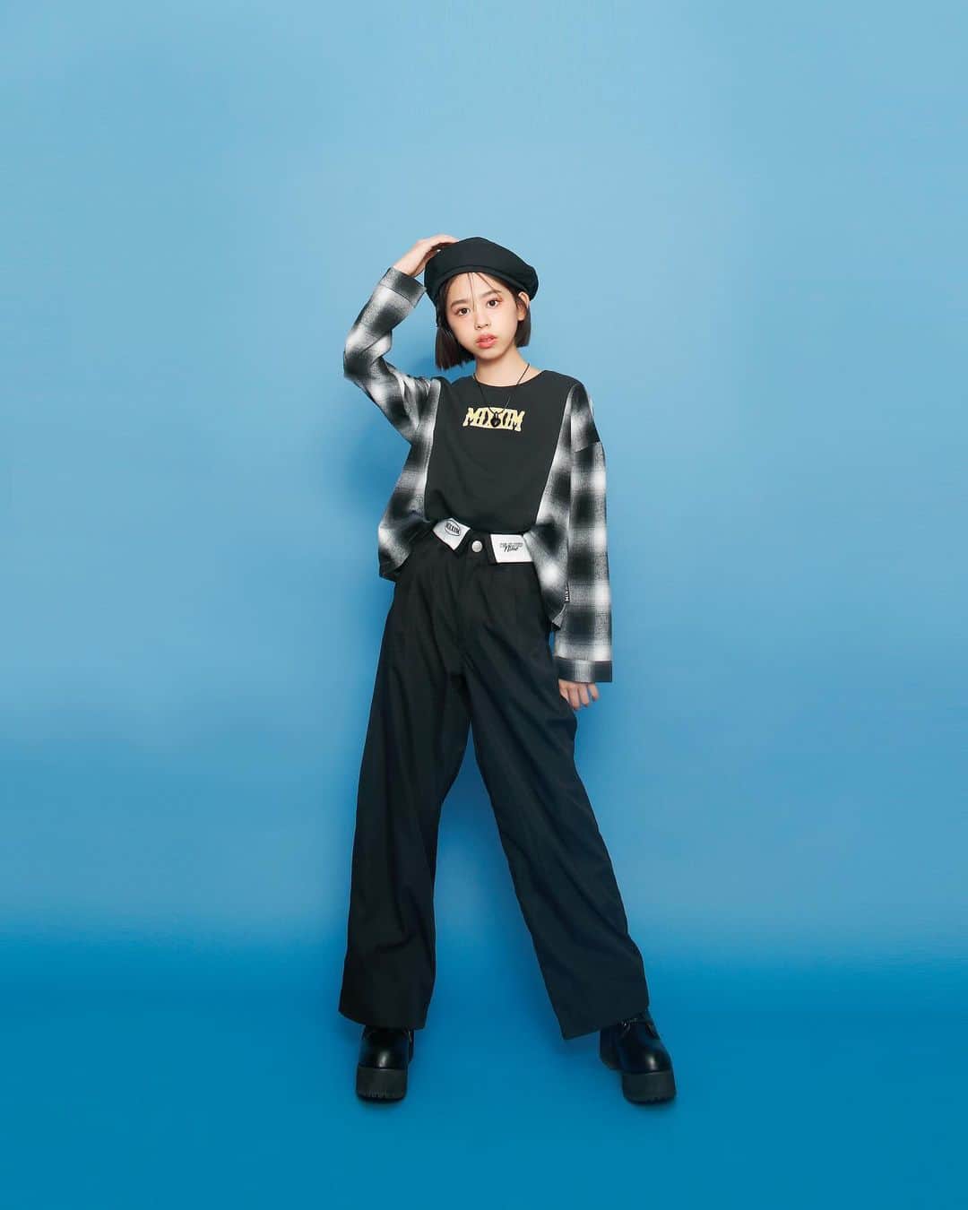 梶原叶渚のインスタグラム：「11/18（土）全国のしまむらとオンラインストアで発売開始です🎉 秋冬にぴったりのお洋服が誕生★ トレンドのウエスト折り返しのデザインやチェーンのお洒落見えするアイテムまで盛りだくさん◎ 撮影も楽しかったよ～♪ みんなのお気に入りが見つかるといいな♡  ↓↓商品詳細はこちら↓↓  画像1枚目  チェック切り替えトレーナー（中黒) 本体価格1490円（税込1639円）	 140㎝	723-3590 150㎝	723-3591  画像2枚目  ロゴ刺繍トレーナー（淡水色）  本体価格1290円（税込1419円）  140㎝	723-3582  150㎝	723-3584  画像3枚目  ジャケット+ロンT（中黒） 本体価格2200円（税込2420円）  140㎝	736-0692  150㎝	736-0693   画像4枚目  ジャージジャケット+ロンT（淡水色）  本体価格2200円（税込2420円) 140㎝	736-0695 150㎝	736-0697  画像5枚目  ハーフZIPトレーナー（淡灰）  本体価格1490円（税込1639円）  140㎝	723-3587   画像6枚目 ロゴ刺繍トレーナー（淡黒）  本体価格1290円（税込1419円） 140㎝　723-3576 150㎝　723-3581  みんなのおすすめコーデ教えてね♪ 品番のない商品は参考商品です。  #PR  #MIXXIM #しまむら #冬コーデ #kannaコラボ」
