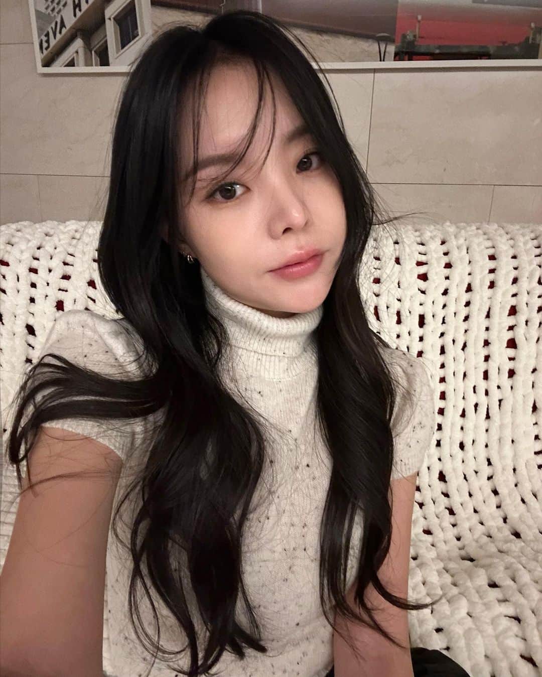 MeJiwooのインスタグラム：「오랜만에 샵에서 받은 헤어&메이크업✨ 스케줄 끝내고 집에 와서 남겨둔 셀카입니둥?…ㅋㅋㅋ🤍  머리를 좀 잘라볼까 했지만, 수찬 부원장님과 논의 끝에 기장감 유지하기로 하구ㅎㅎ?🫶🏻  어제 메이크업도 넘 예뻤어요..♥️성은 부원장님🥺  집에 있기 아쉬울 정도루….^ㅠㅋ 그리구 니프니프 내돈내산으루 늘 애용해주셔서 고마버요🫰🏻」
