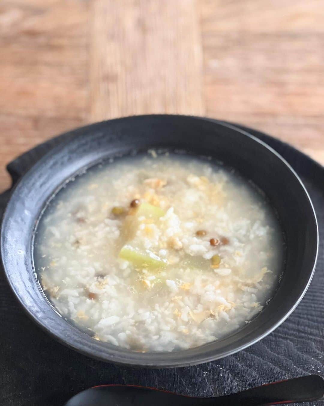神崎恵さんのインスタグラム写真 - (神崎恵Instagram)「・ 朝のお粥。 むくみと胃の疲れが気になるので、 冬瓜、緑豆のお粥。 朝はタンパク質もとりたいので、 卵も入れました。 味付けは塩だけ。 やさしく穏やかな味にほっ。 今日も体をあたためていきましょ。 明日はかぼちゃ粥をつくる予定🎃  お粥、 寝る前にお米をよく洗って水にひたして(8時間くらい) 朝ザルにあげたら、鍋にお水とお米を入れ、弱火でコトコト2〜３０分。 入れたい具材を入れさらに15〜２０分。 塩で味付けして完成。  #おうちごはん #お粥」11月18日 13時14分 - megumi_kanzaki