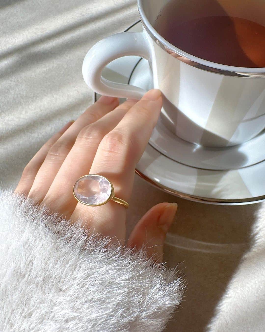 牧野結美さんのインスタグラム写真 - (牧野結美Instagram)「日々にトキメキをくれるジュエリー💗   @odul.jewelry のローズクォーツリング🫶🏻  優しいピンクの色合いで、 コロンと存在感があるところも可愛い☺️🌸  本物の天然石だけれど、 1万円以下で買えるお手頃価格なので ちょっとした自分へのご褒美にもおすすめ♡  #オジュール#ödül #odul #oduljewelry #ödüljewelry #ご褒美ジュエリー #天然石ジュエリー PR」11月18日 13時15分 - yumi_makino_