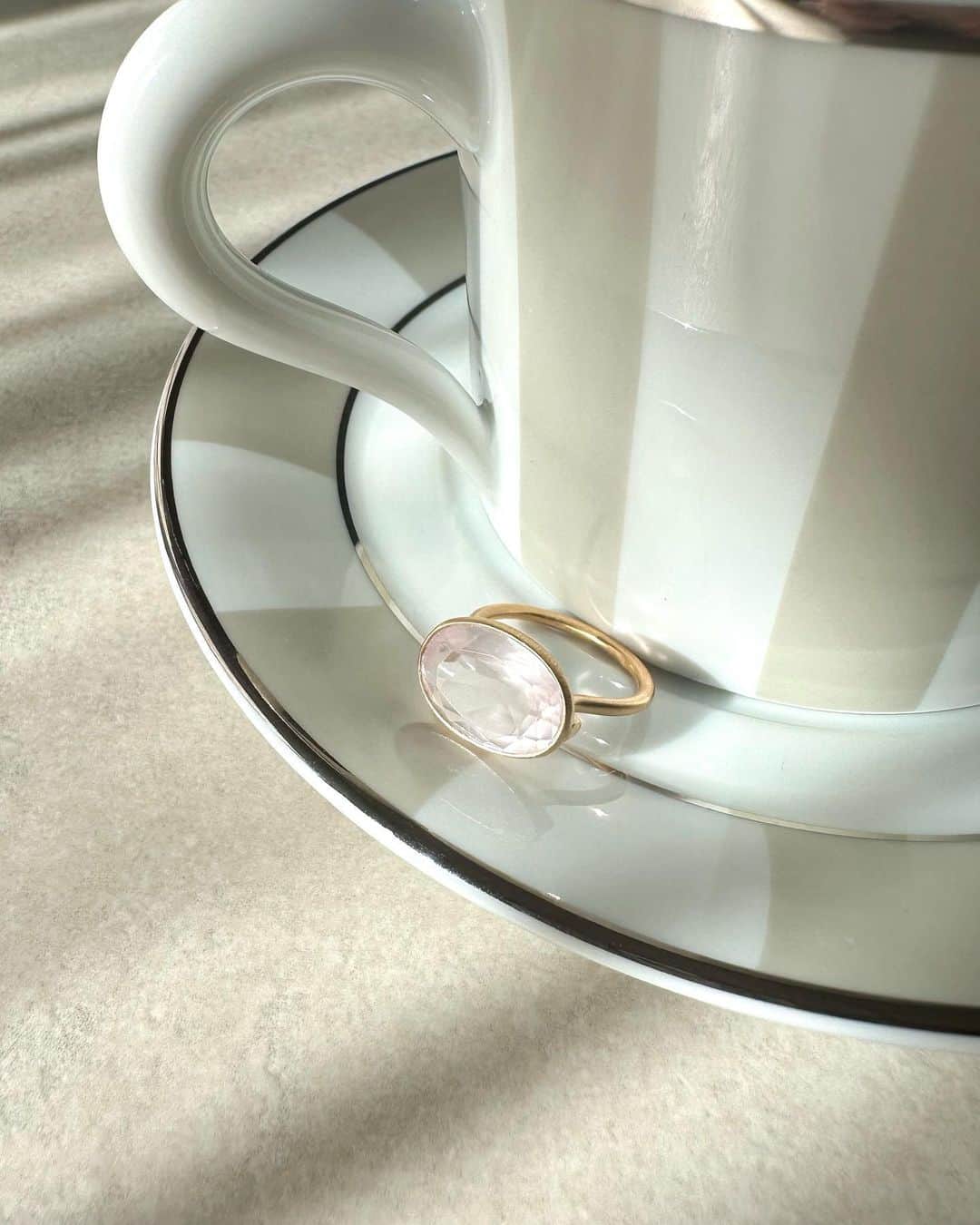牧野結美さんのインスタグラム写真 - (牧野結美Instagram)「日々にトキメキをくれるジュエリー💗   @odul.jewelry のローズクォーツリング🫶🏻  優しいピンクの色合いで、 コロンと存在感があるところも可愛い☺️🌸  本物の天然石だけれど、 1万円以下で買えるお手頃価格なので ちょっとした自分へのご褒美にもおすすめ♡  #オジュール#ödül #odul #oduljewelry #ödüljewelry #ご褒美ジュエリー #天然石ジュエリー PR」11月18日 13時15分 - yumi_makino_