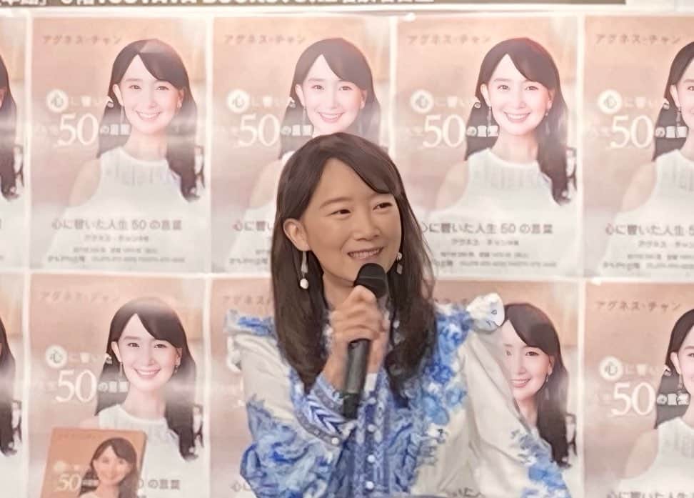 アグネス・チャンのインスタグラム：「今日は名古屋名鉄百貨店のTSUTAYAさんで新刊のイベントが行われました。  このイベントのために集まってくれたファンの皆さんに大感謝です。 皆さんに本を渡す時に、それぞれ話しが出来て、  感激しました。  デビュー頃からのファンも多く、  嬉しかったです。  ブログ友もいました。  ラジオを聴いて、  会いに来てくれる方もいました。  感激です。  名古屋でイベントができて本当に感謝です。  「心に響いた人生の50の言葉」の本が皆さんの人生を支える本になれたら良いですね。  頑張ります‼️  今日は本当にありがとうございました‼️  関係者の皆さんにも大感謝です‼️  お疲れ様でした💕💕💕💕」