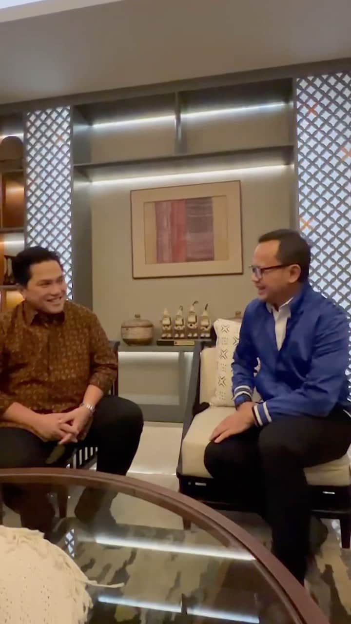 エリック・トヒルのインスタグラム：「Saya yakin, garis tangan tiap orang sudah ditentukan. Satu hal yang terus saya pegang sejak menjadi pengusaha dan dipercaya menjadi Menteri BUMN, selalu bekerja dengan hati, dan memberikan yang terbaik ketika diberikan kesempatan.  Sukses terus untuk Kang @bimaaryasugiarto, sosok pekerja keras dan tidak berhenti melakukan terobosan selama menjadi Wali Kota Bogor. Percaya dan yakin, kerja keras pasti akan memberikan hasil dan membuka jalan serta kesempatan lain.  Semangat terus untuk membangun Indonesia」