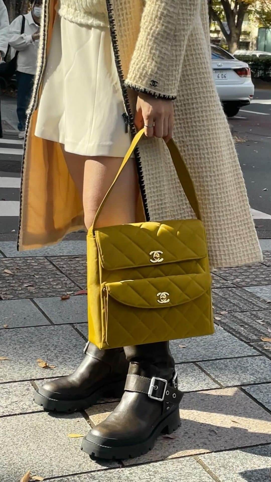 vintage Qooのインスタグラム：「Fall in love with this color #VintageChanel 💚  ▼Customer service English/Chinese/Korean/Japanese *Please feel free to contact us! *商品が見つからない場合にはDMにてお問い合わせください   ▼International shipping via our online store. Link in bio.  #tokyovintageshop #오모테산도 #omotesando #aoyama #表參道 #명품빈티지 #빈티지패션 #도쿄빈티지샵  #ヴィンテージファッション #ヴィンテージショップ #chanelvintage #chanel #vintagechanel #chanelclassic #chanellover #빈티지샤넬 #샤넬  #シャネル #샤넬클래식 #chanelhandbag #chanelbiglogo」