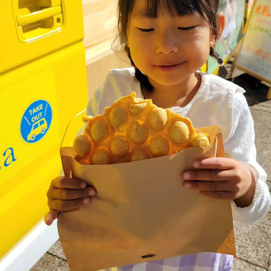 本仮屋リイナさんのインスタグラム写真 - (本仮屋リイナInstagram)「@tiidatea のエッグワッフルを食べに来ました🥚🐔 寒いからか、今日は売れ行き、のんびりだそう⛄️⁡ ⁡お近くの方、ぜひ🧚‍♂️🧚‍♀️⁡ ⁡⁡⁡ ⁡#母がんばリイナ #オーガニックカフェ #キッチンカー #グルテンフリー」11月18日 13時22分 - riina_motokariya