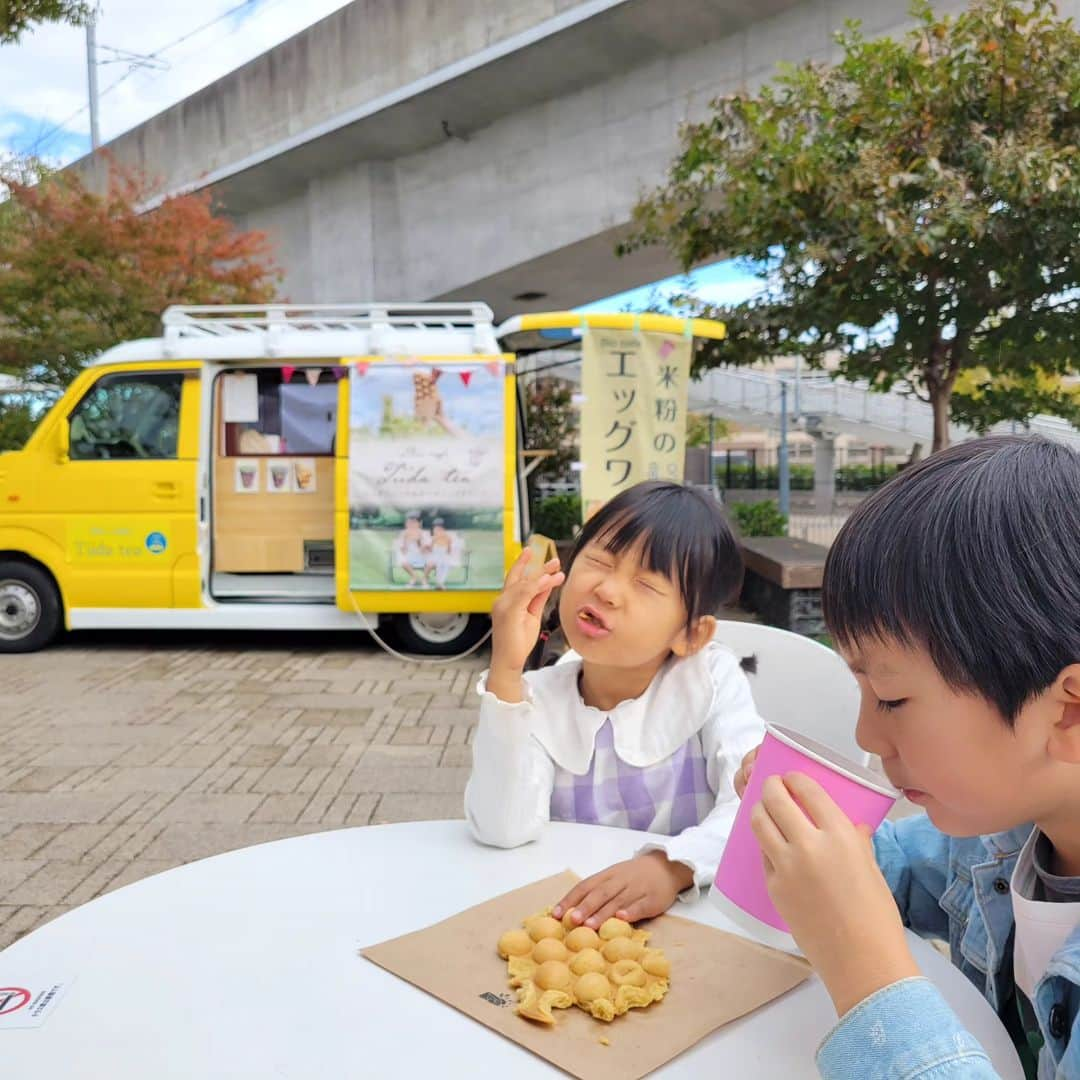 本仮屋リイナさんのインスタグラム写真 - (本仮屋リイナInstagram)「@tiidatea のエッグワッフルを食べに来ました🥚🐔 寒いからか、今日は売れ行き、のんびりだそう⛄️⁡ ⁡お近くの方、ぜひ🧚‍♂️🧚‍♀️⁡ ⁡⁡⁡ ⁡#母がんばリイナ #オーガニックカフェ #キッチンカー #グルテンフリー」11月18日 13時22分 - riina_motokariya