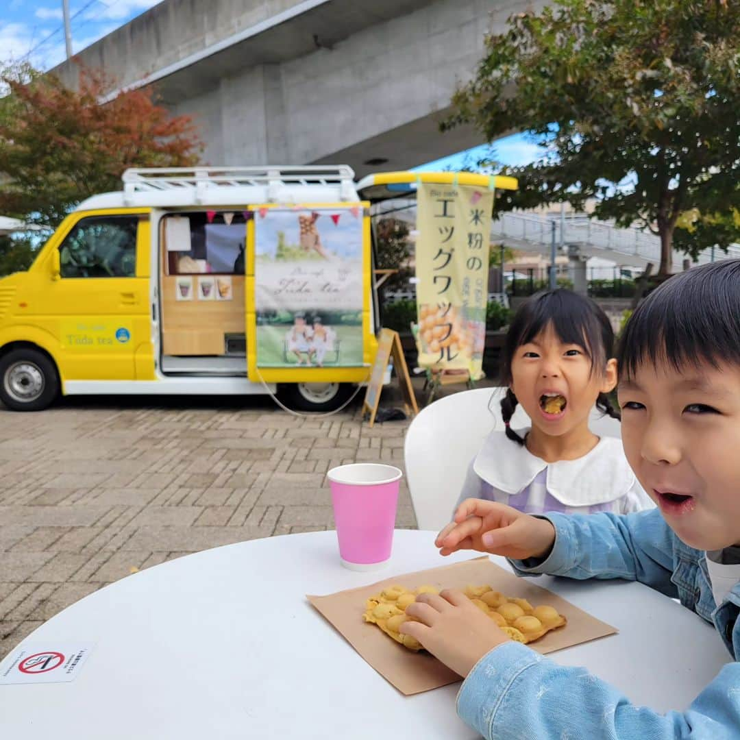 本仮屋リイナさんのインスタグラム写真 - (本仮屋リイナInstagram)「@tiidatea のエッグワッフルを食べに来ました🥚🐔 寒いからか、今日は売れ行き、のんびりだそう⛄️⁡ ⁡お近くの方、ぜひ🧚‍♂️🧚‍♀️⁡ ⁡⁡⁡ ⁡#母がんばリイナ #オーガニックカフェ #キッチンカー #グルテンフリー」11月18日 13時22分 - riina_motokariya