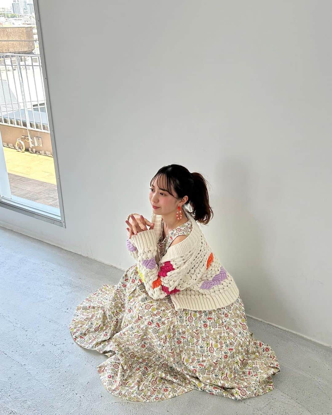 農海姫夏さんのインスタグラム写真 - (農海姫夏Instagram)「ワンピースきてるオフショット。 既に完売したみたいですが お時間あればモヨドレさんのホームページの モデルをさせていただいたのでみてみてね👀」11月18日 13時26分 - hina_noumi