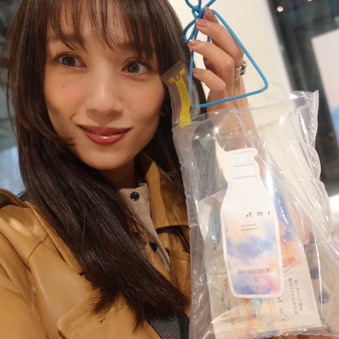 広瀬未花さんのインスタグラム写真 - (広瀬未花Instagram)「たんぱく質の力で、 髪の毛を健やかな〝みっちり髪〟へとケアしてくれる新発売の シャンプー＆コンディショナー 【＋tmr】 @plus_tomorrow_ ✨  +tmrの発売を記念したイベント 「あなぼこをみっちり埋めたい展」が、 渋谷Hzで11/16(木)〜11/19(日)に開催中です！！  会場には、アートのように〝あなぼこ〟が沢山！ これは髪の毛がダメージを受けて空洞化した様子を表現しているのだとか。 〝あなぼこ〟をみっちりと埋めることこそ、健やかな髪づくりの第一歩！！その鍵となるのが〝たんぱく質〟なのです！  +tmrは毛幹にまで成分を徹底的に届け、毛髪の空洞化さえもタンパク質の元となるアミノ酸で補修。思わず頬ずりしたくなるような、やわらかで健やかな髪へと、本質ケアをサポートしてくれます😊  彩雲をイメージしたパッケージと やわらかな香りにも癒されます🩷  是非、展示会場にいってみてね！  2024年2月の発売に先駆けて、11月1日より全国の@cosme STORE /@cosmeSHOPPING にて先行発売中です✨✨  #PR  #あなぼこをみっちりうめたい展　 #プラストゥモロー　 #plustomorrow #お出かけスポット  #渋谷イベント #美髪ケア」11月18日 13時29分 - micahirose